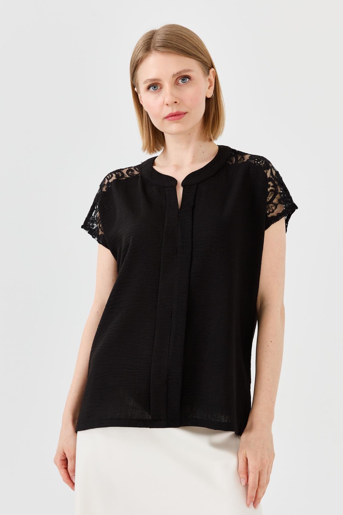 23774Kadın Açma Yaka Omuzları Dantelli Keten Bluz Siyah