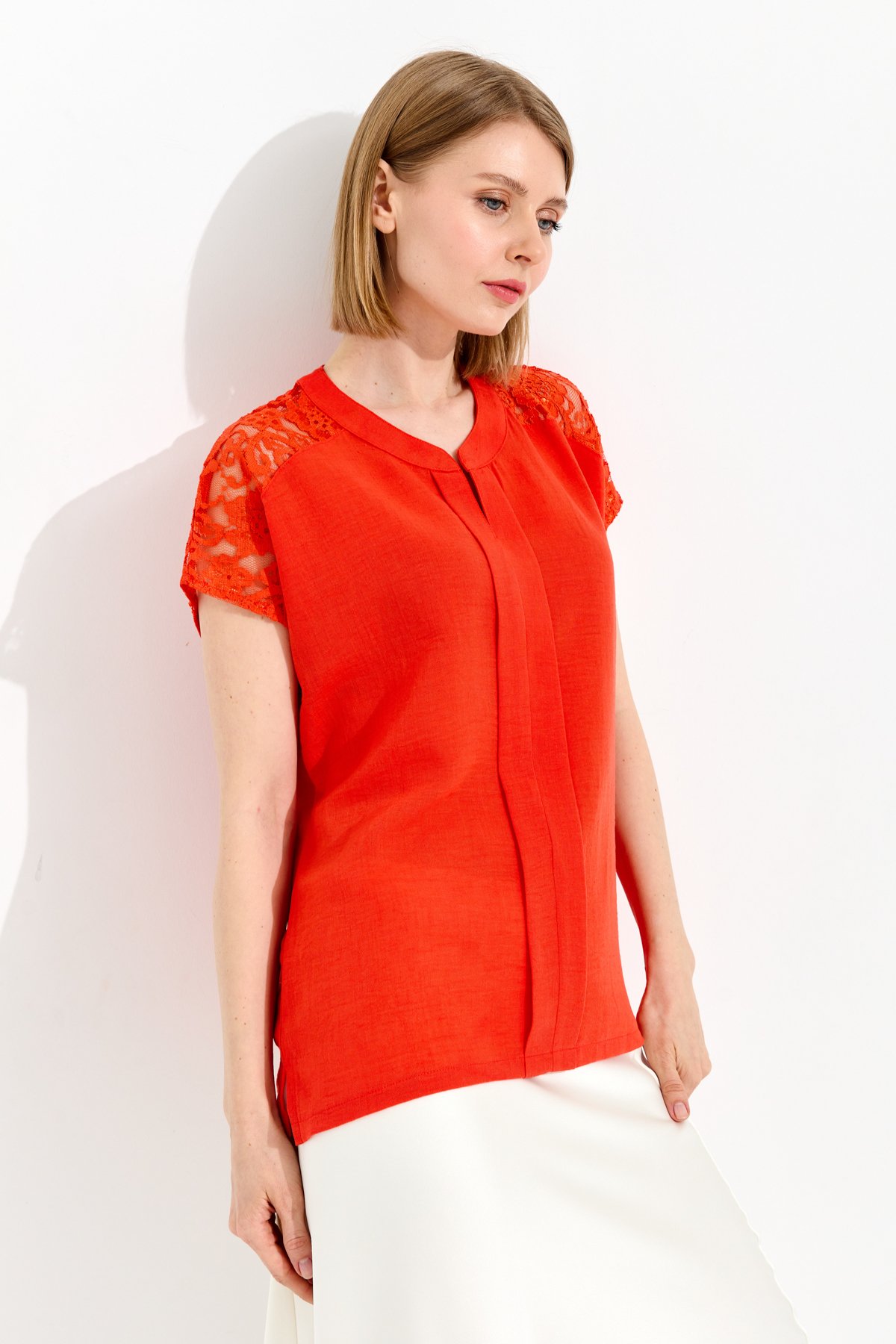 23774Kadın Açma Yaka Omuzları Dantelli Keten Bluz Oranj