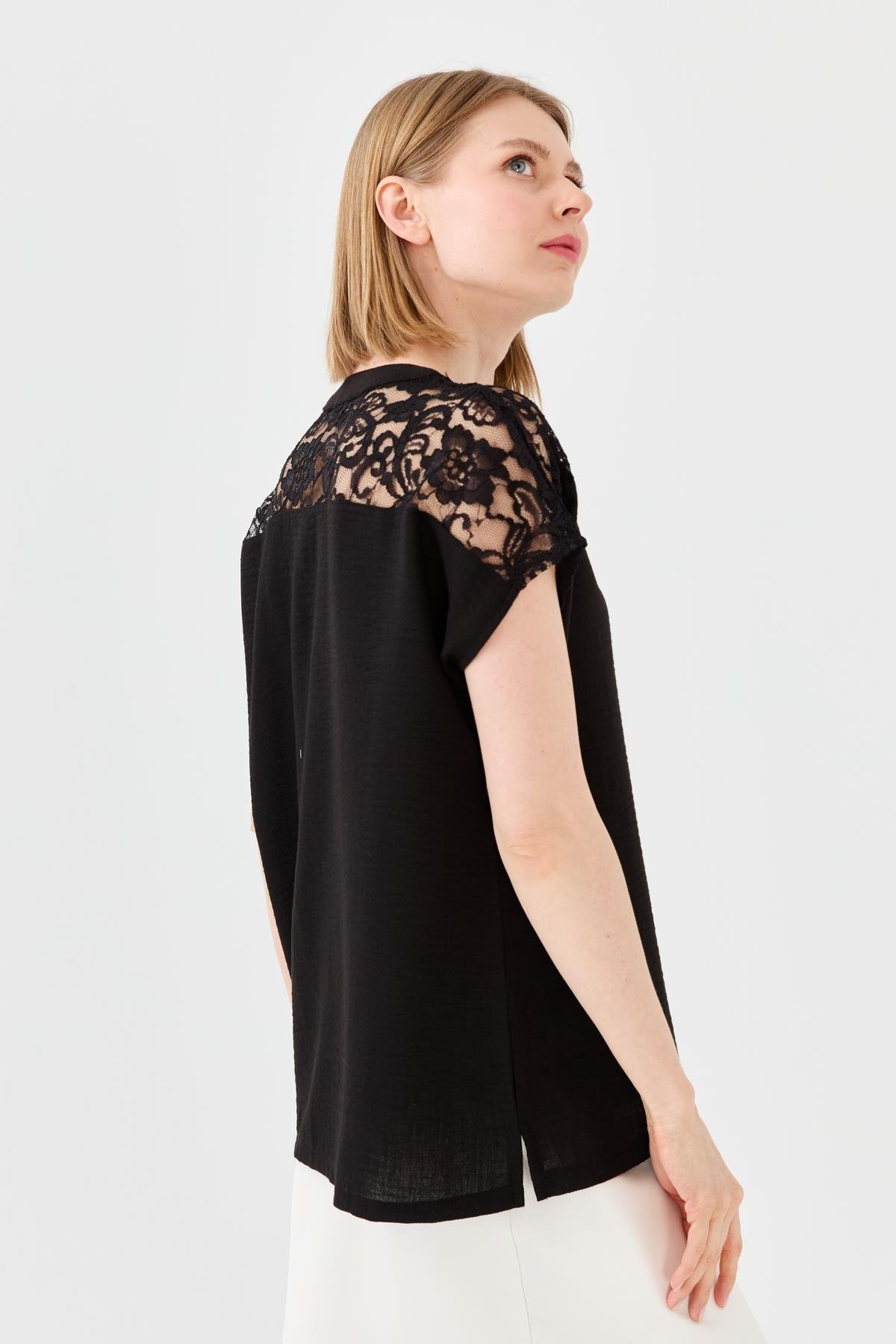 23774Kadın Açma Yaka Omuzları Dantelli Keten Bluz Siyah