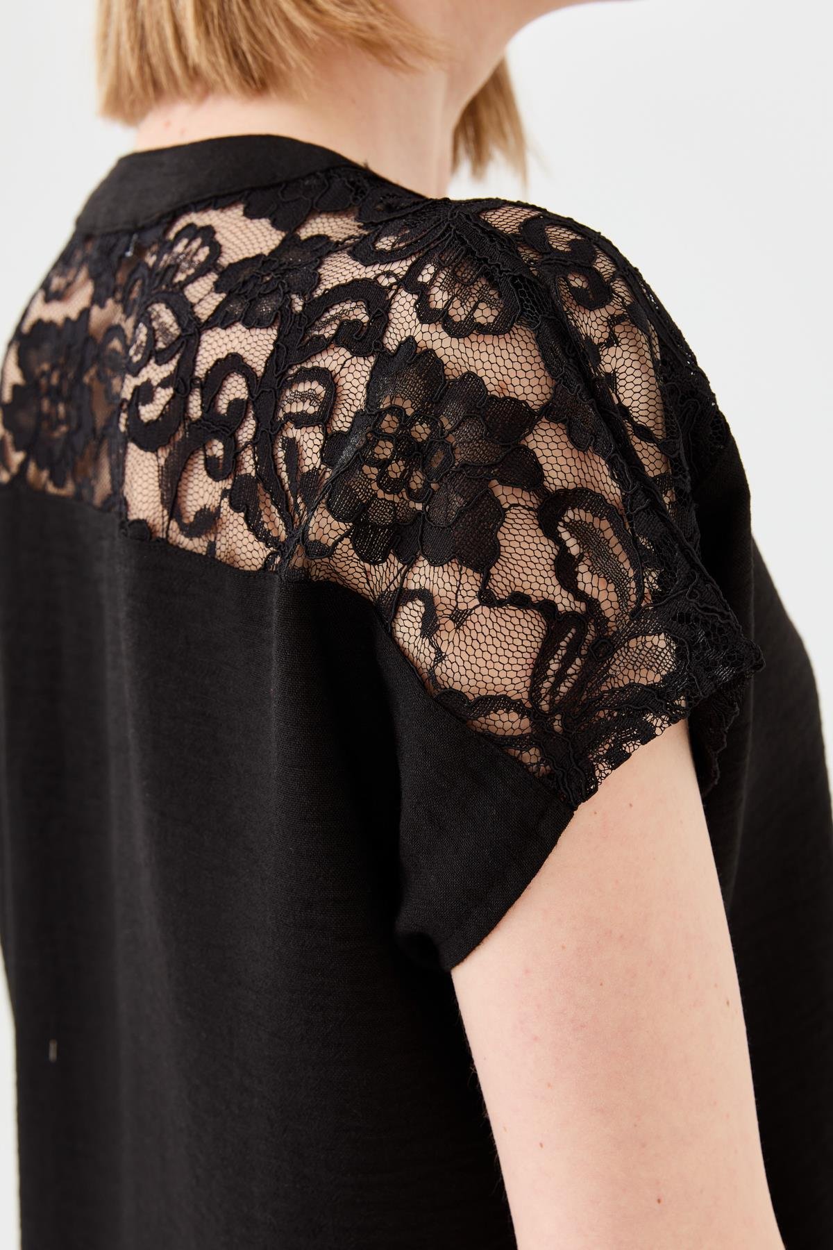 23774Kadın Açma Yaka Omuzları Dantelli Keten Bluz Siyah