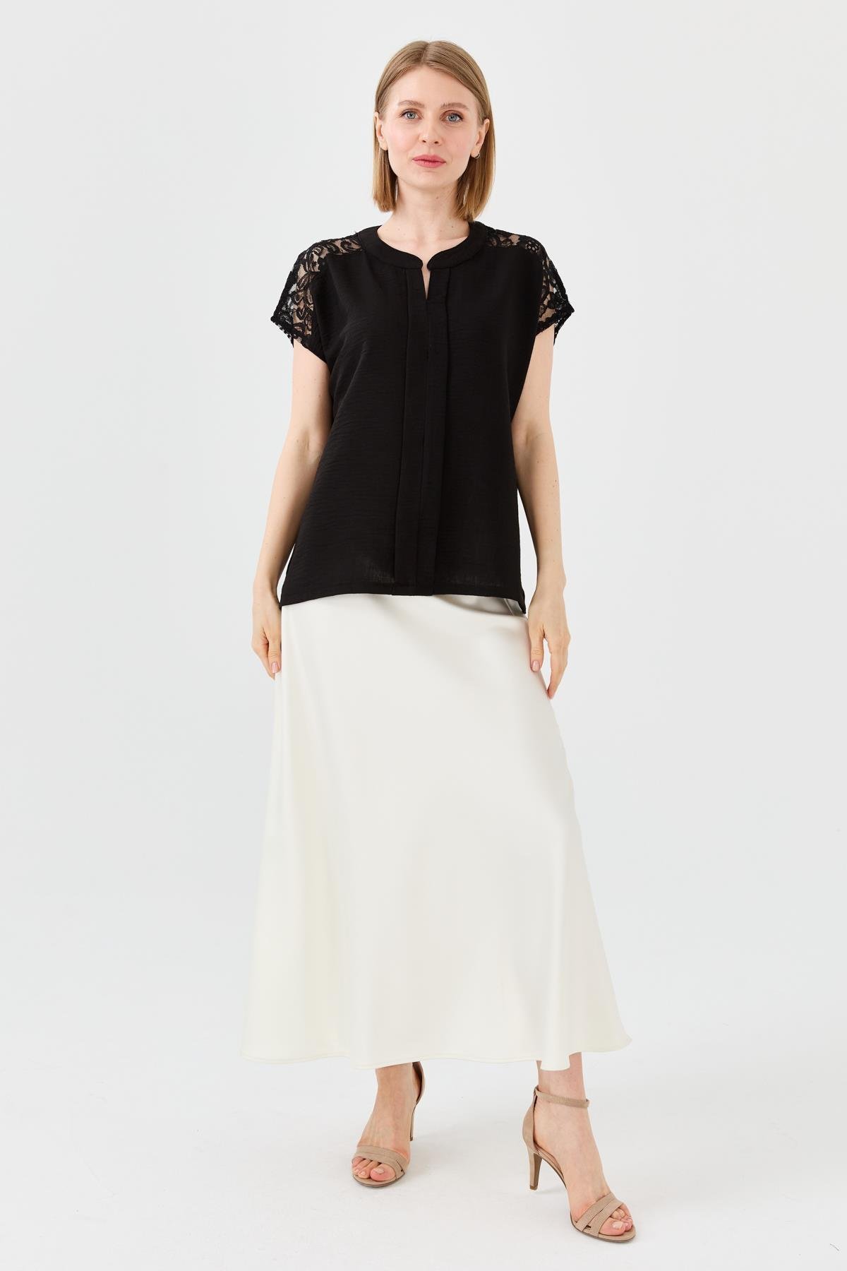 23774Kadın Açma Yaka Omuzları Dantelli Keten Bluz Siyah