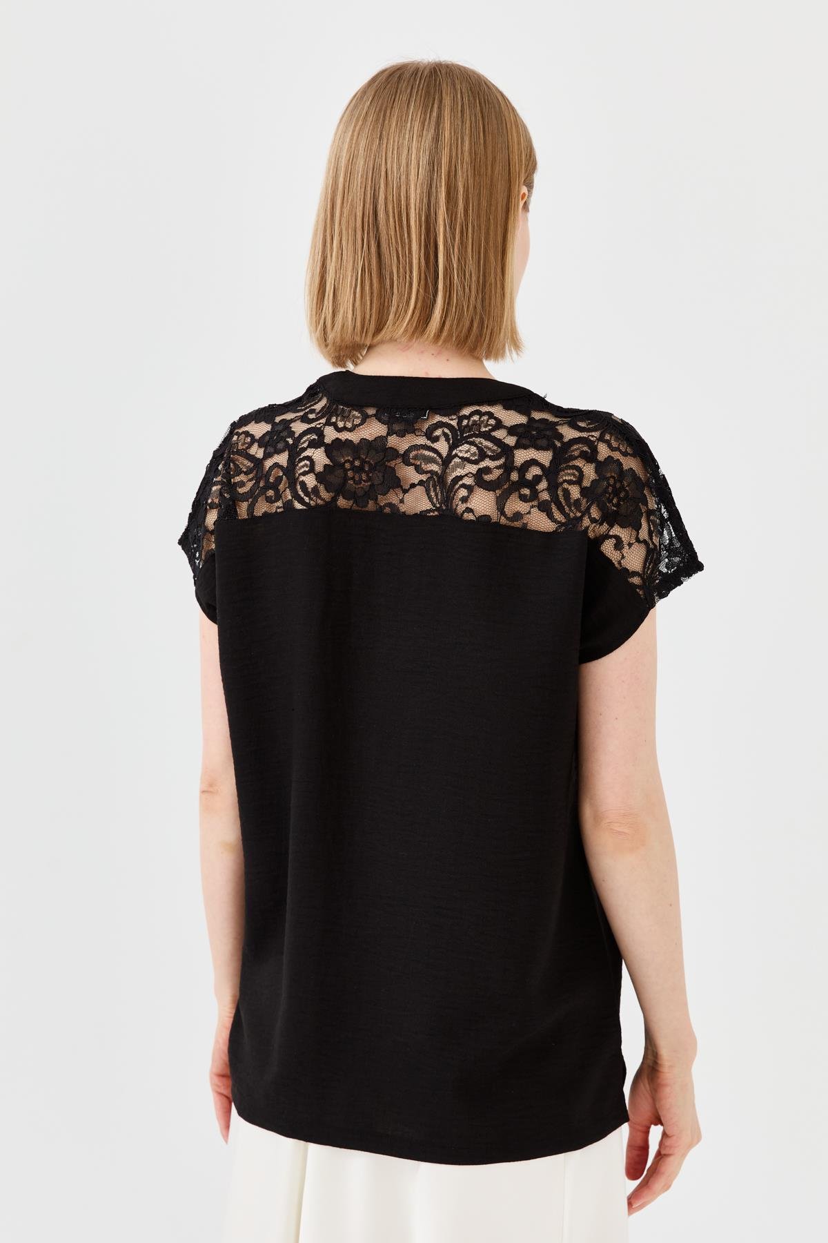 23774Kadın Açma Yaka Omuzları Dantelli Keten Bluz Siyah