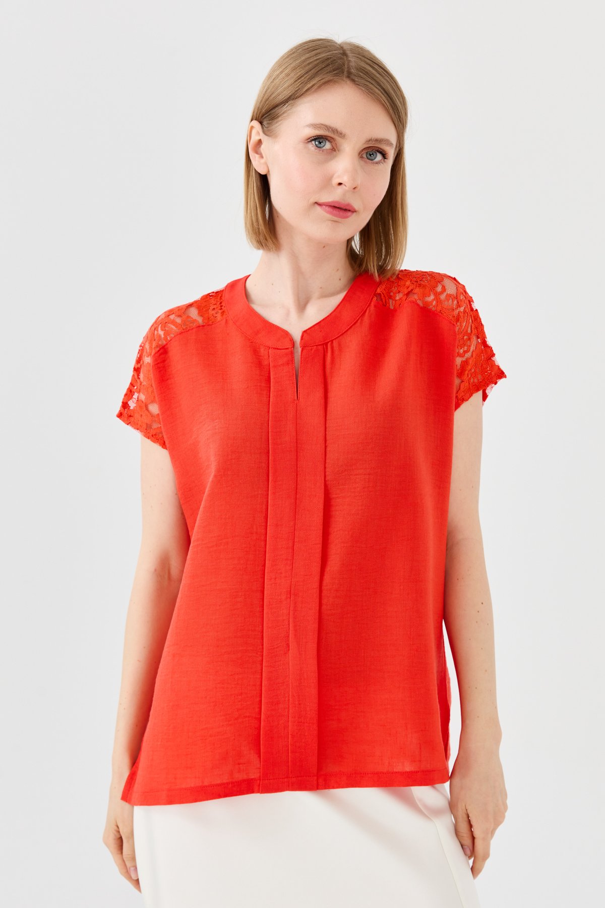 23774Kadın Açma Yaka Omuzları Dantelli Keten Bluz Oranj