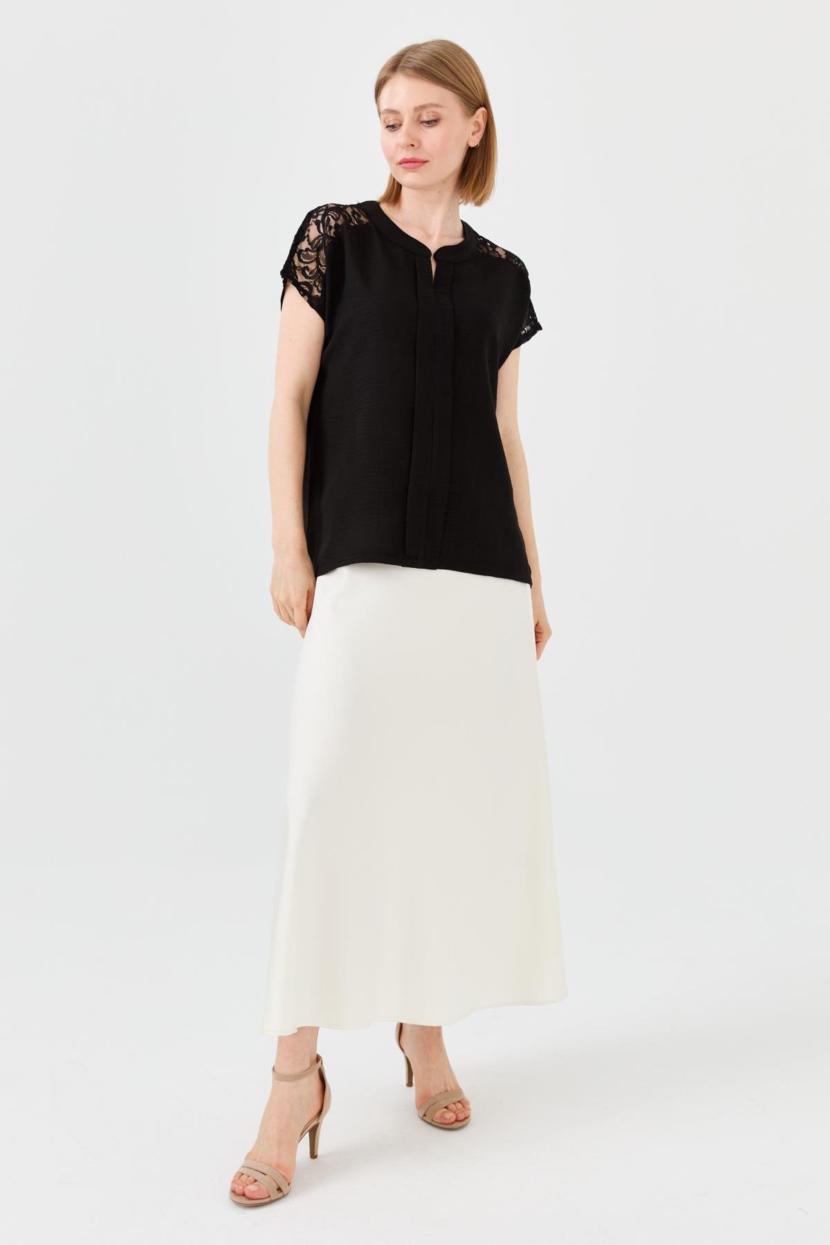 23774Kadın Açma Yaka Omuzları Dantelli Keten Bluz Siyah