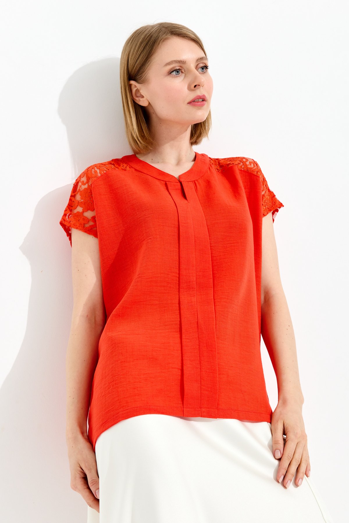 23774Kadın Açma Yaka Omuzları Dantelli Keten Bluz Oranj