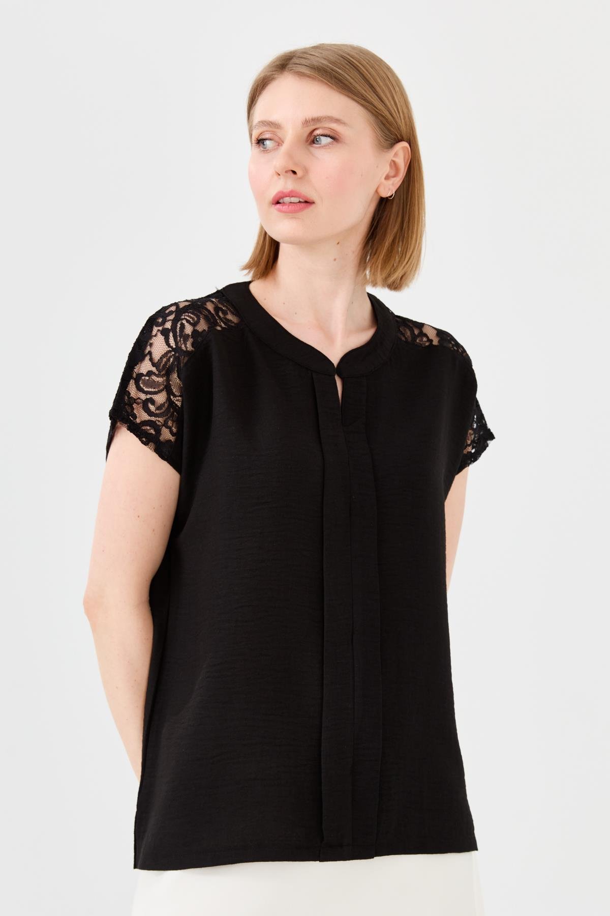 23774Kadın Açma Yaka Omuzları Dantelli Keten Bluz Siyah