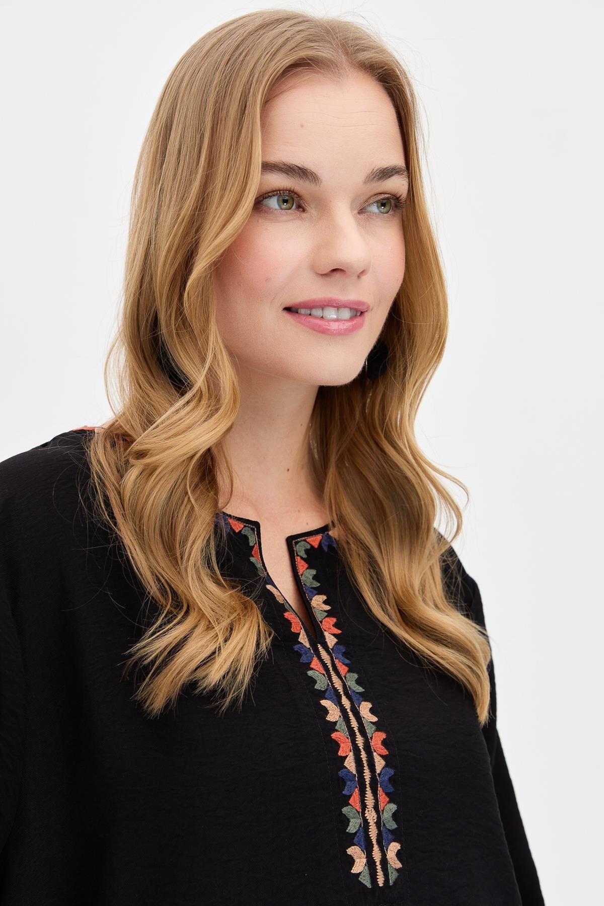 KMY24094Kadın Açma Yaka Yakası Etnik Nakışlı Gömlek Siyah