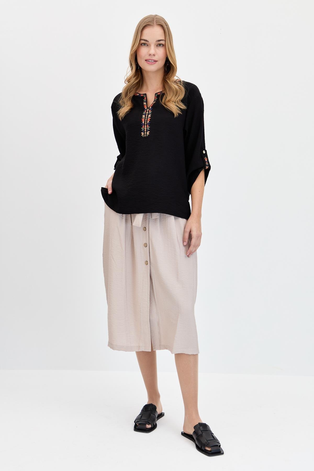 KMY24094Kadın Açma Yaka Yakası Etnik Nakışlı Gömlek Siyah