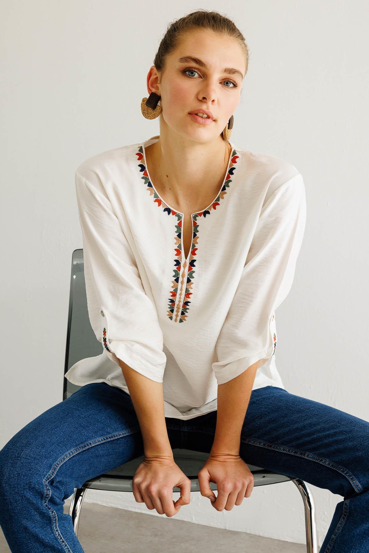 KMY24094Kadın Açma Yaka Yakası Etnik Nakışlı Gömlek Ekru