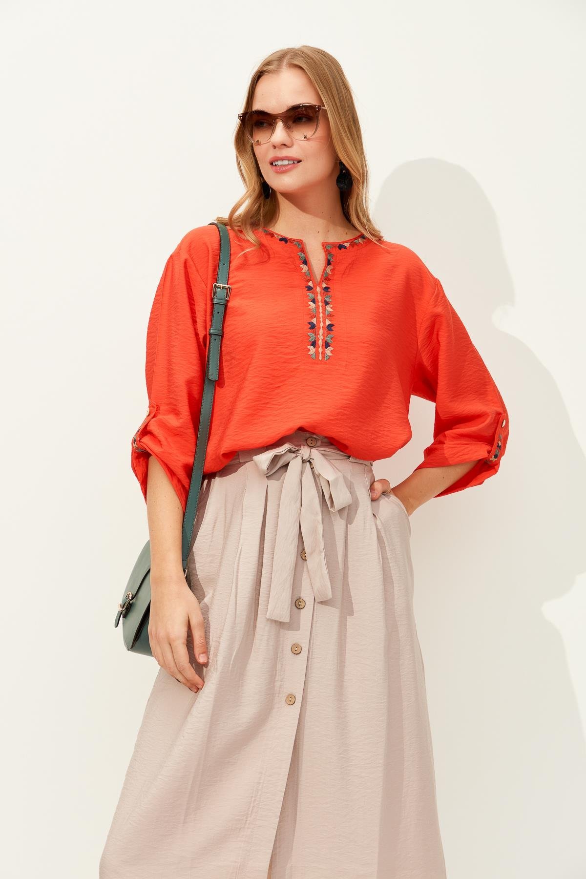 KMY24094Женская рубашка с отложным воротником и этнической вышивкой