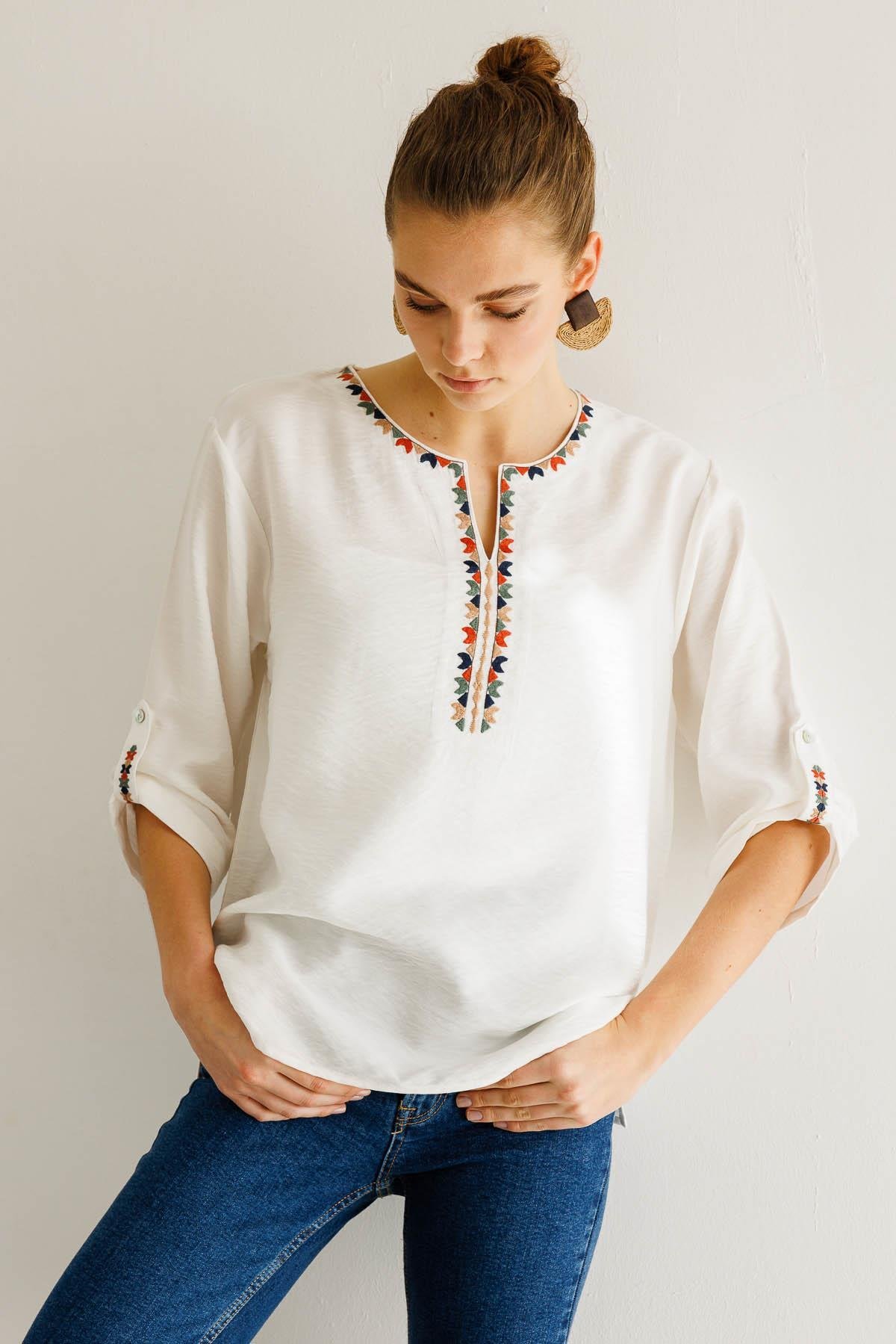 KMY24094Kadın Açma Yaka Yakası Etnik Nakışlı Gömlek Ekru