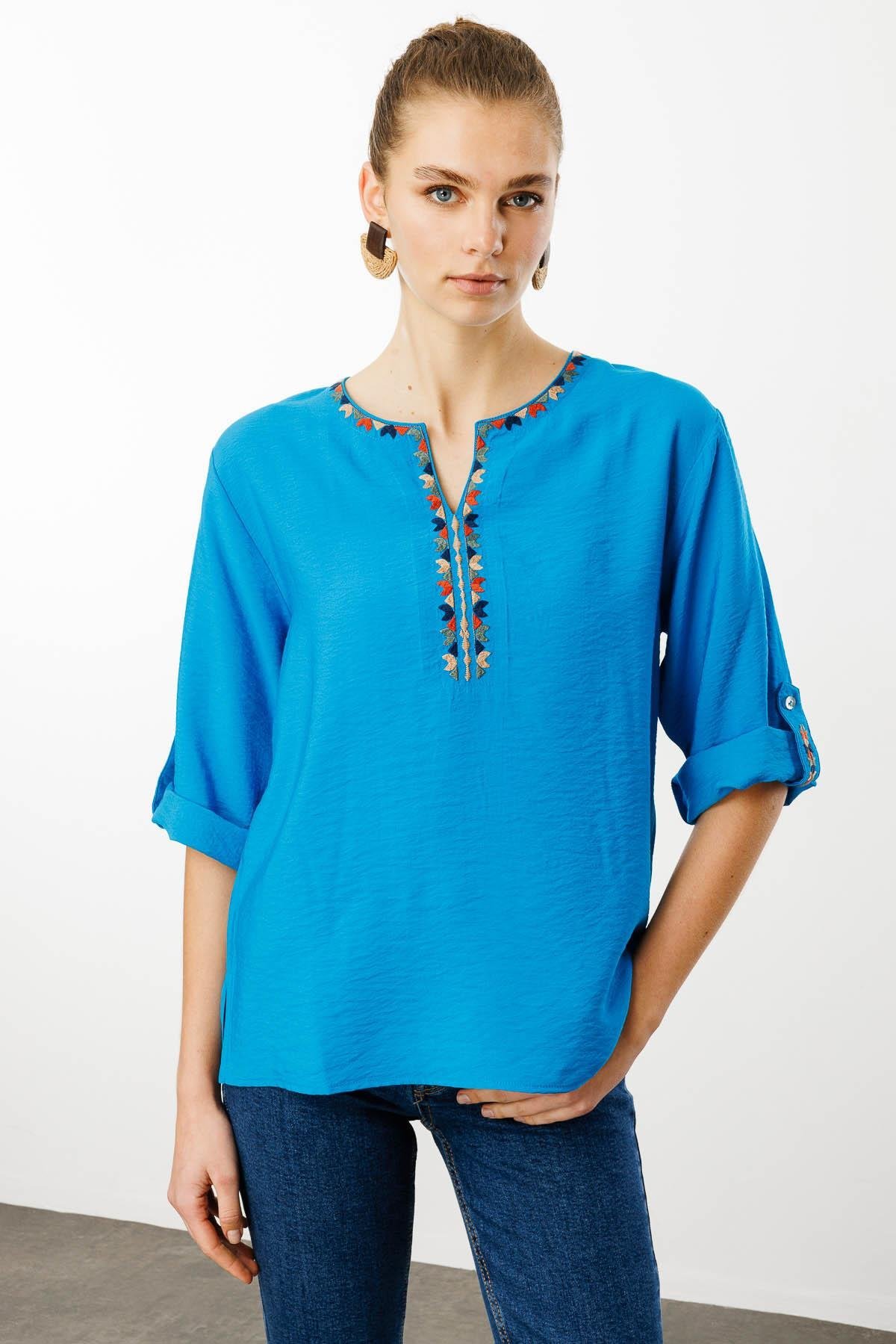 KMY24094Kadın Açma Yaka Yakası Etnik Nakışlı Gömlek Saks