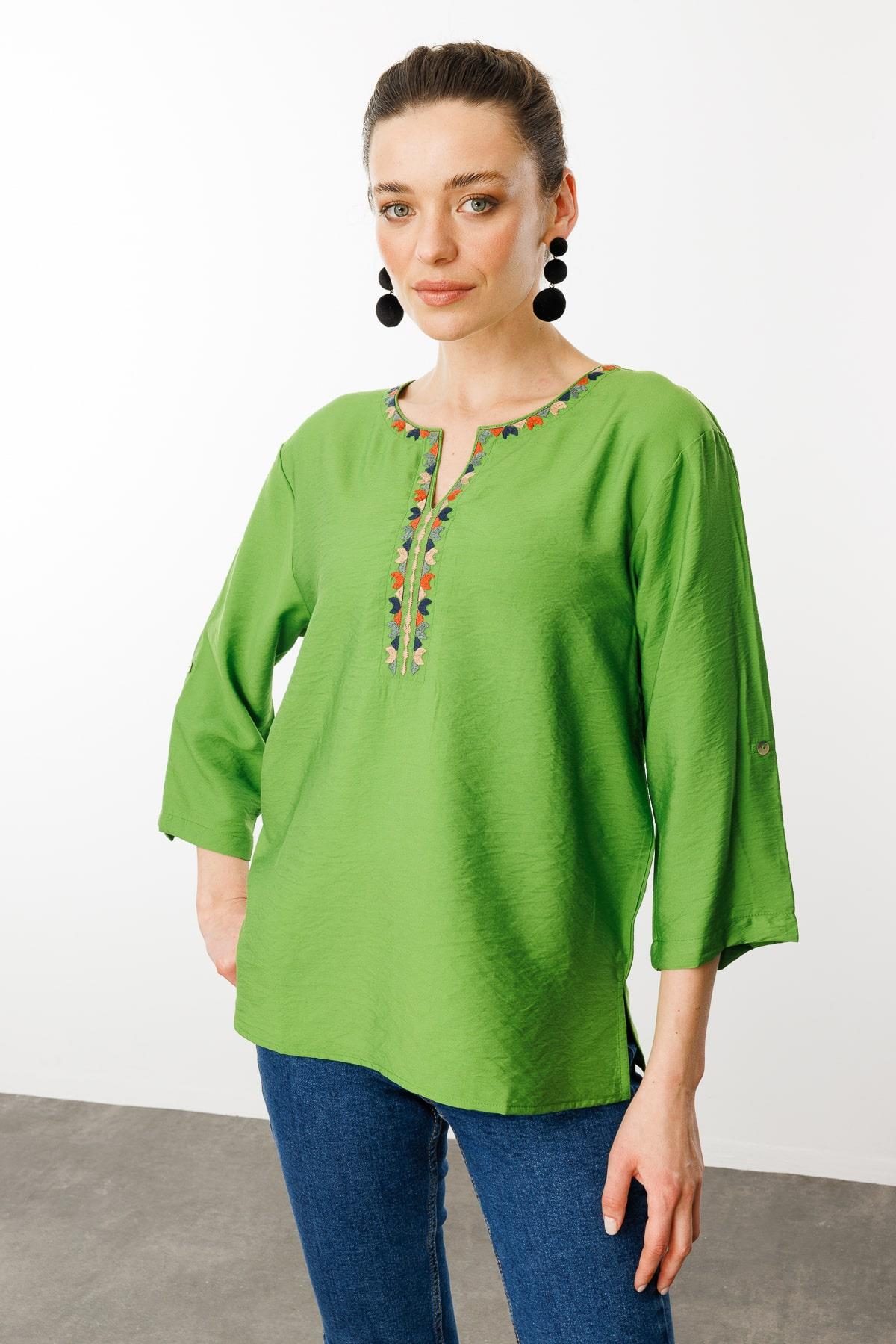 KMY24094Женская рубашка с отложным воротником и этнической вышивкой