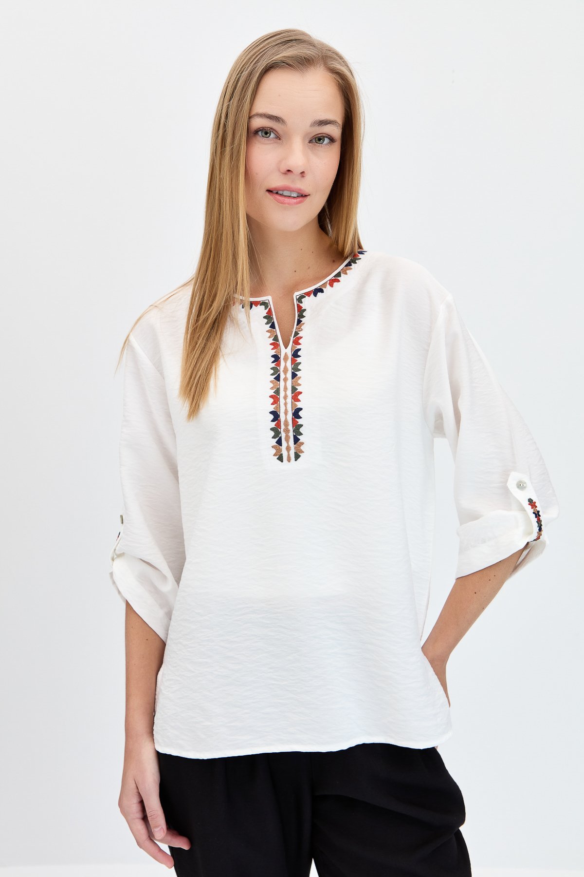 KMY24094Kadın Açma Yaka Yakası Etnik Nakışlı Gömlek Ekru