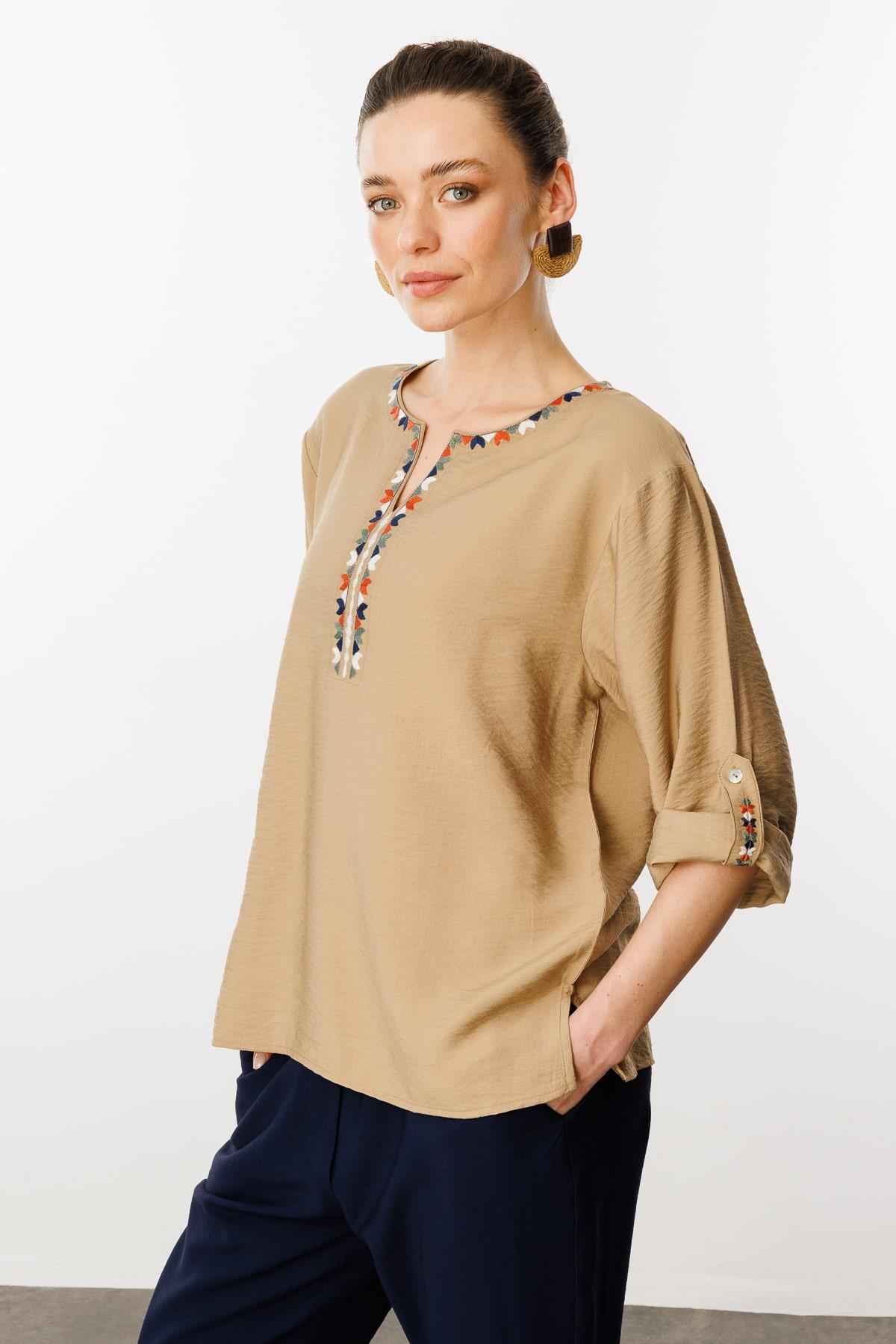 KMY24094Женская рубашка с отложным воротником и этнической вышивкой