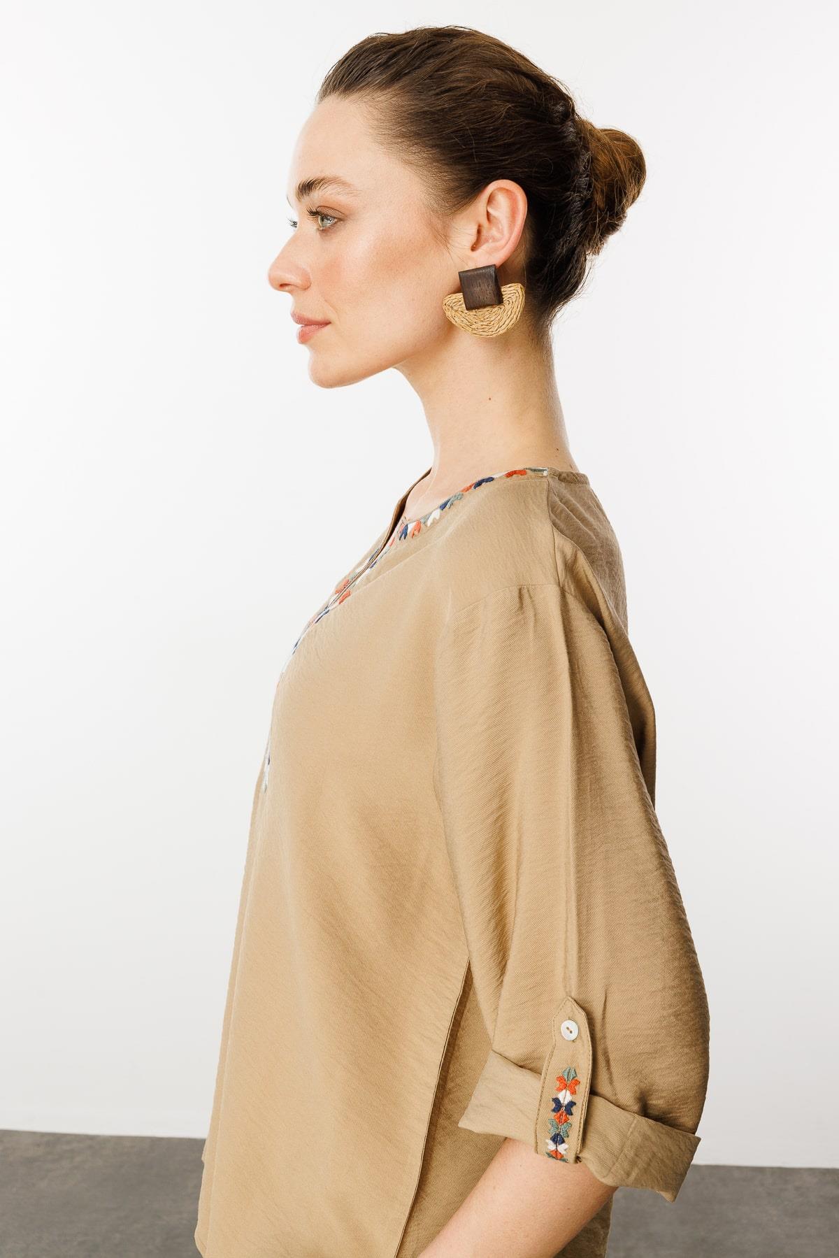 KMY24094Женская рубашка с отложным воротником и этнической вышивкой