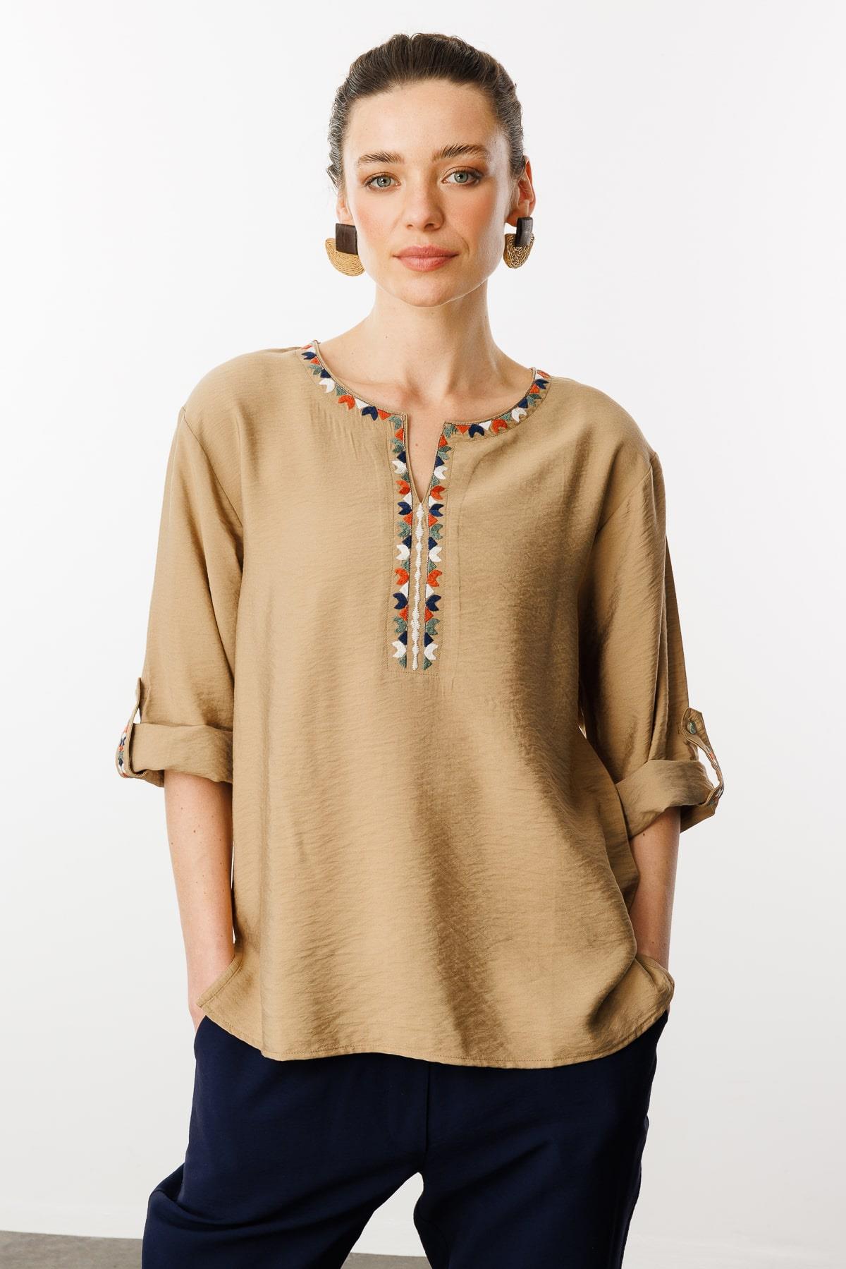 KMY24094Женская рубашка с отложным воротником и этнической вышивкой