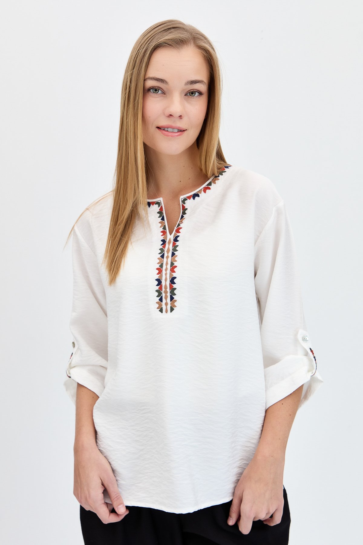 KMY24094Kadın Açma Yaka Yakası Etnik Nakışlı Gömlek Ekru