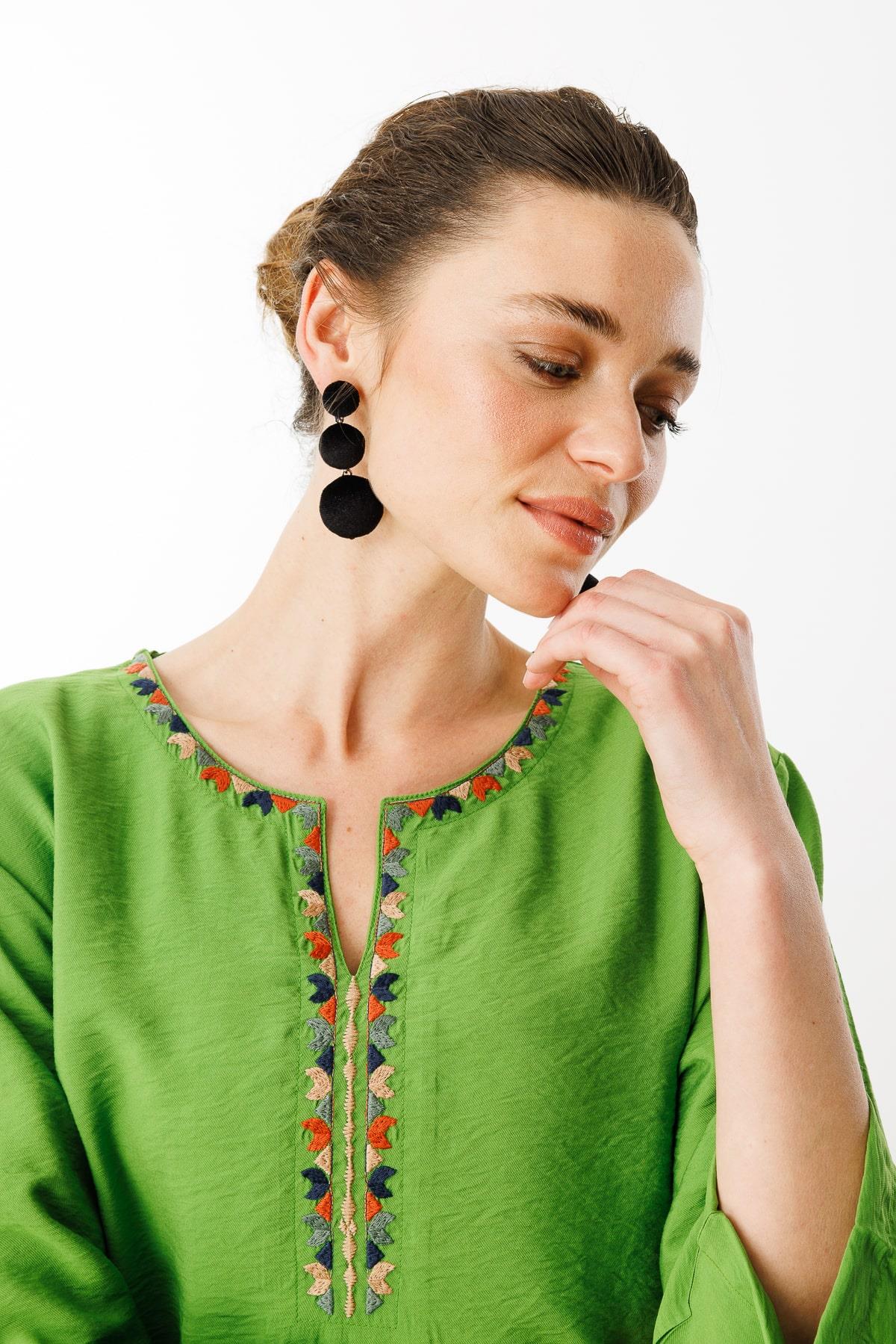 KMY24094Женская рубашка с отложным воротником и этнической вышивкой