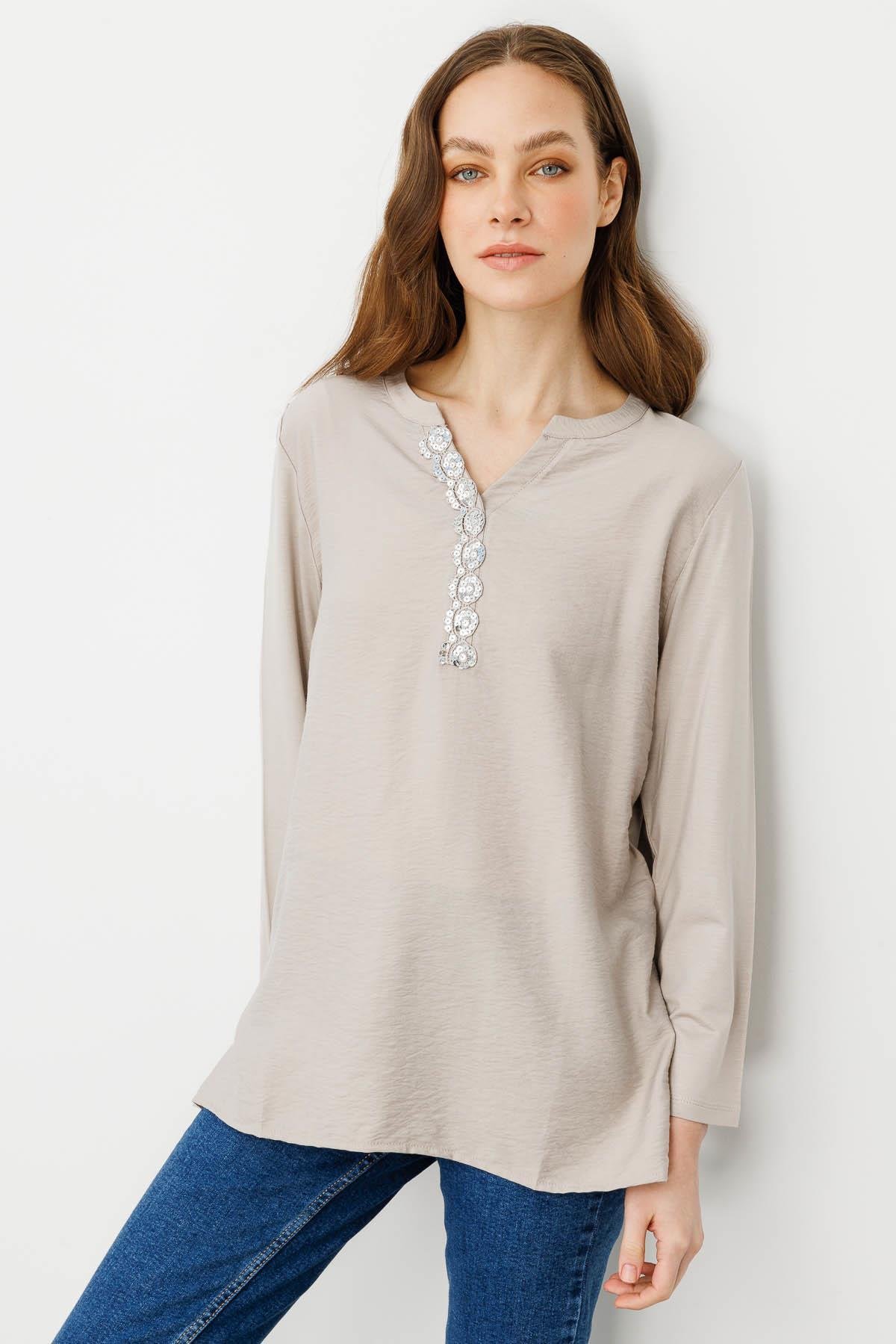 25766Kadın Açma Yaka Yakası Payet İşlemeli Bluz Bej