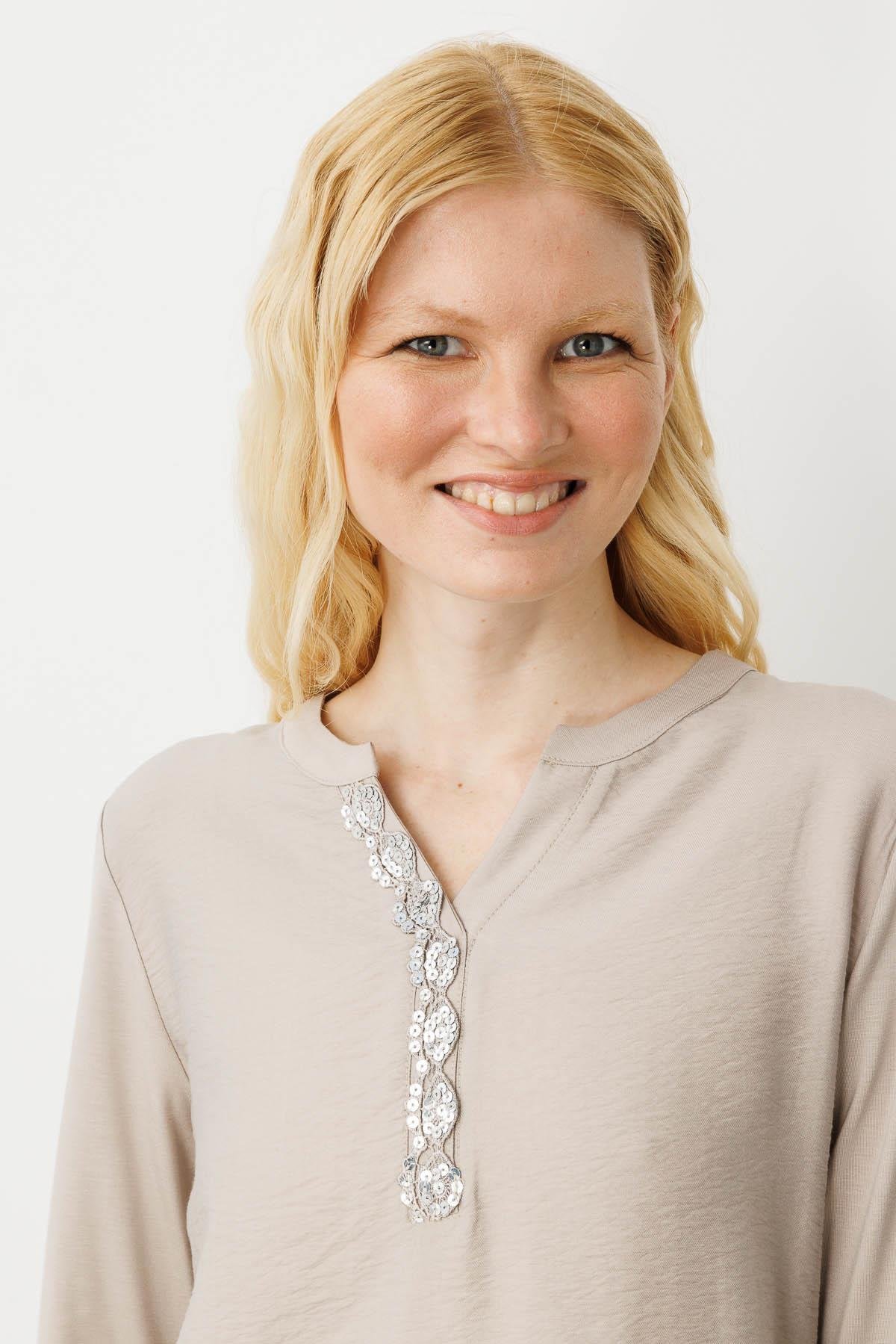 25766Kadın Açma Yaka Yakası Payet İşlemeli Bluz Bej