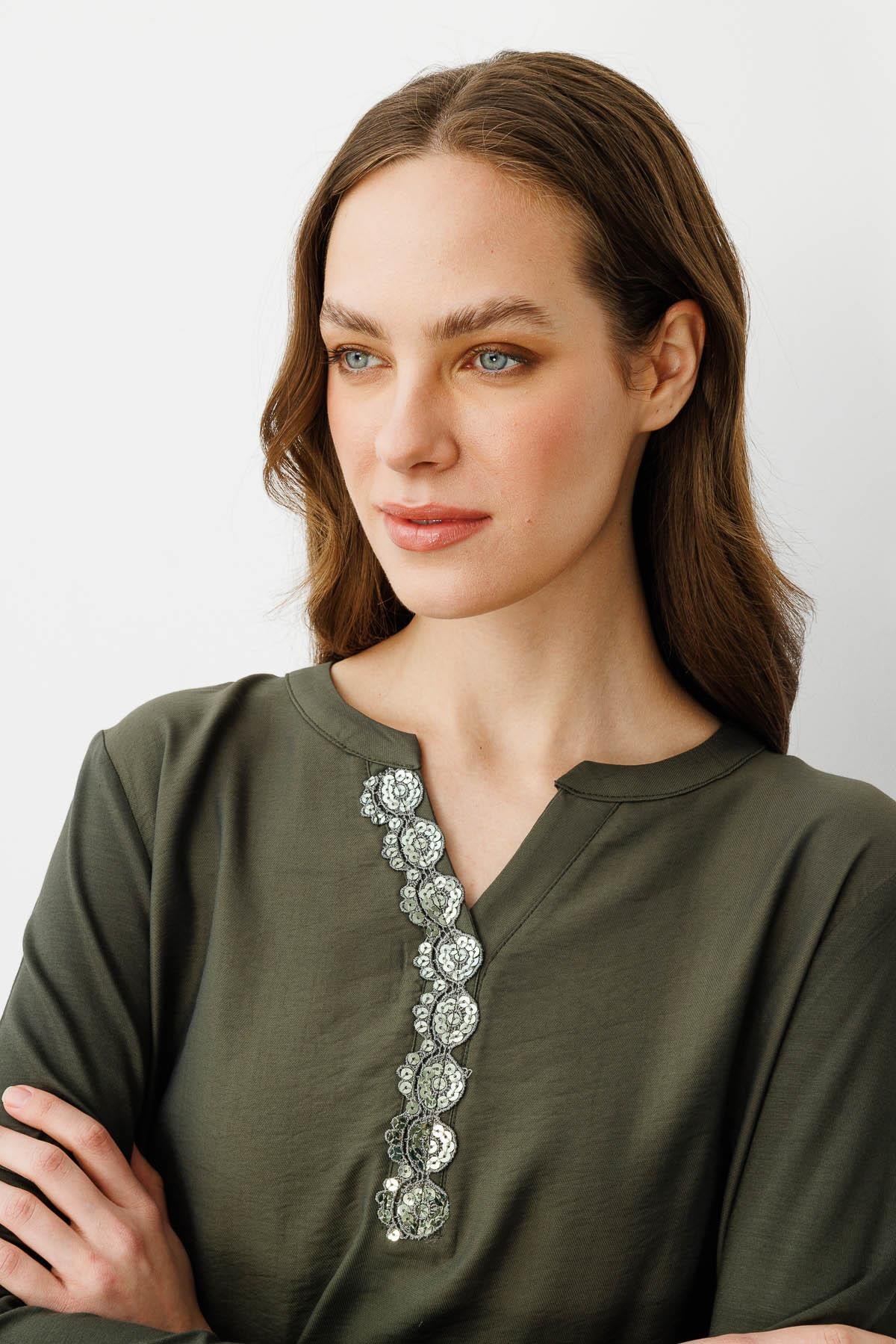 25766Kadın Açma Yaka Yakası Payet İşlemeli Bluz Haki