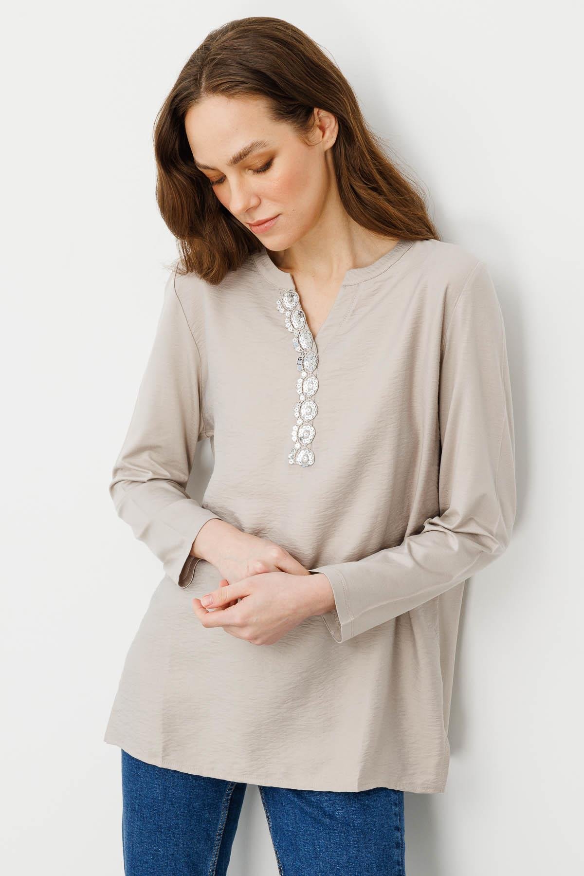 25766Kadın Açma Yaka Yakası Payet İşlemeli Bluz Bej
