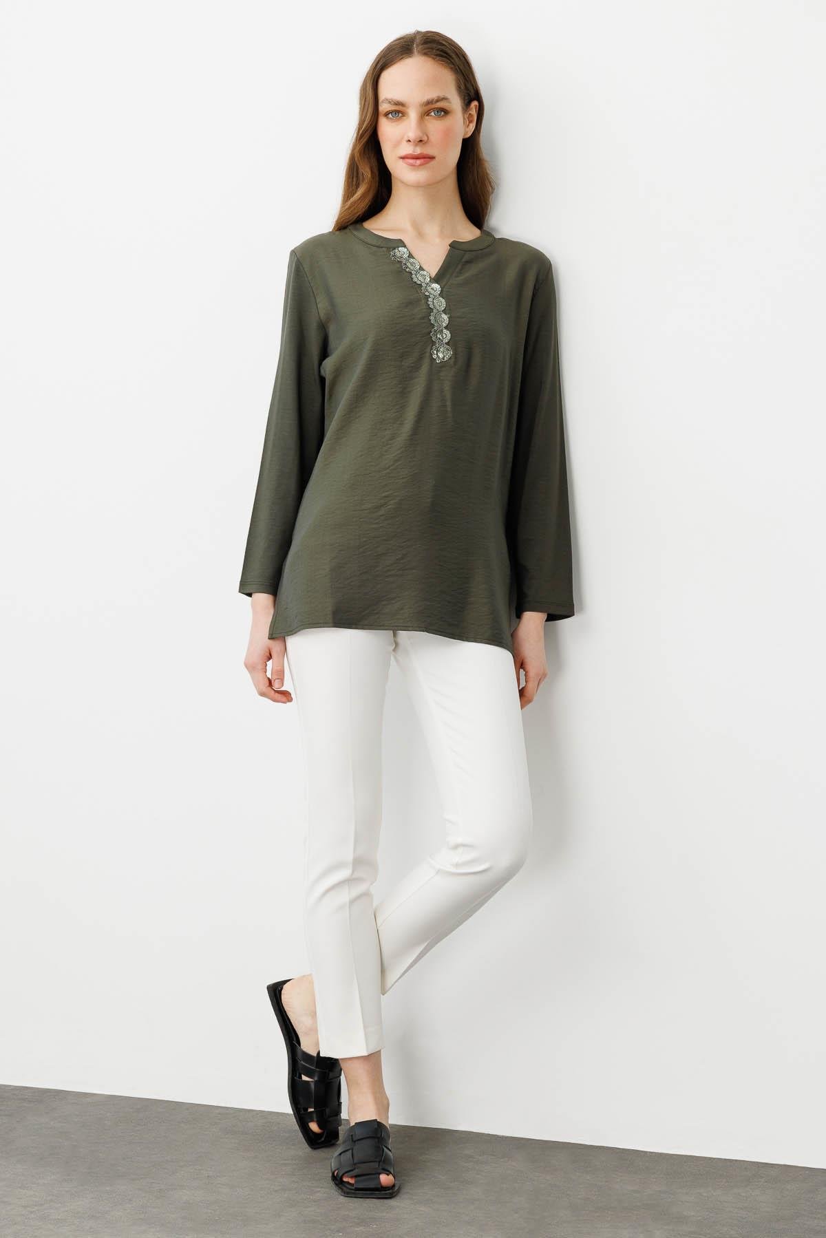 25766Kadın Açma Yaka Yakası Payet İşlemeli Bluz Haki