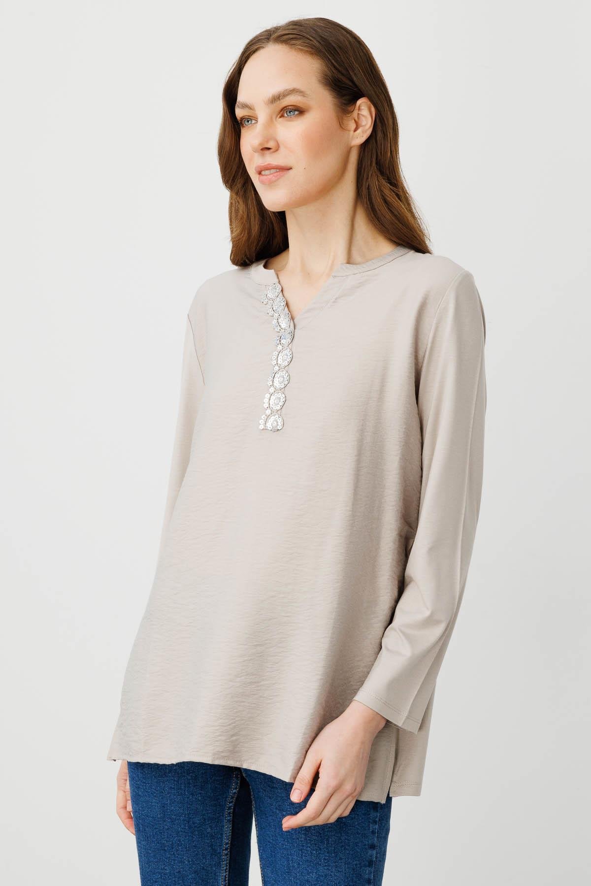 25766Kadın Açma Yaka Yakası Payet İşlemeli Bluz Bej