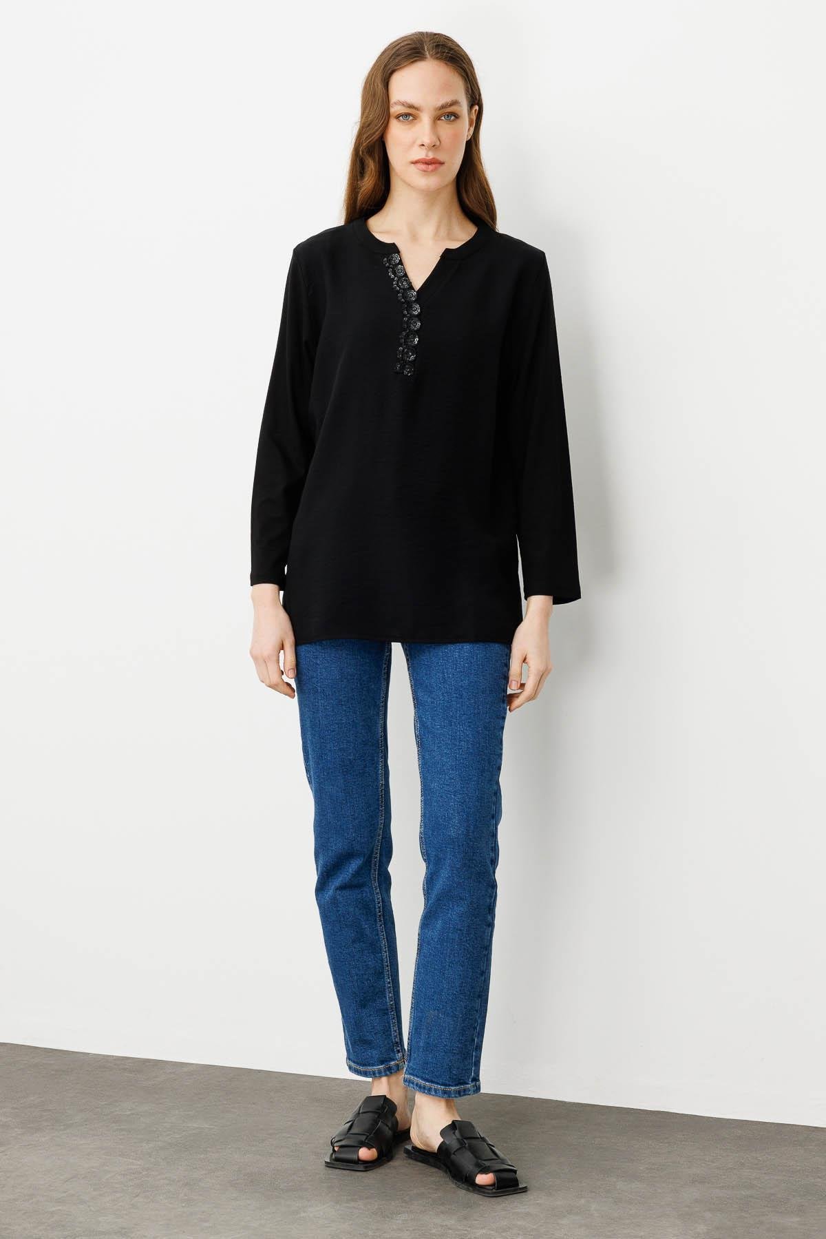 25766Kadın Açma Yaka Yakası Payet İşlemeli Bluz Siyah