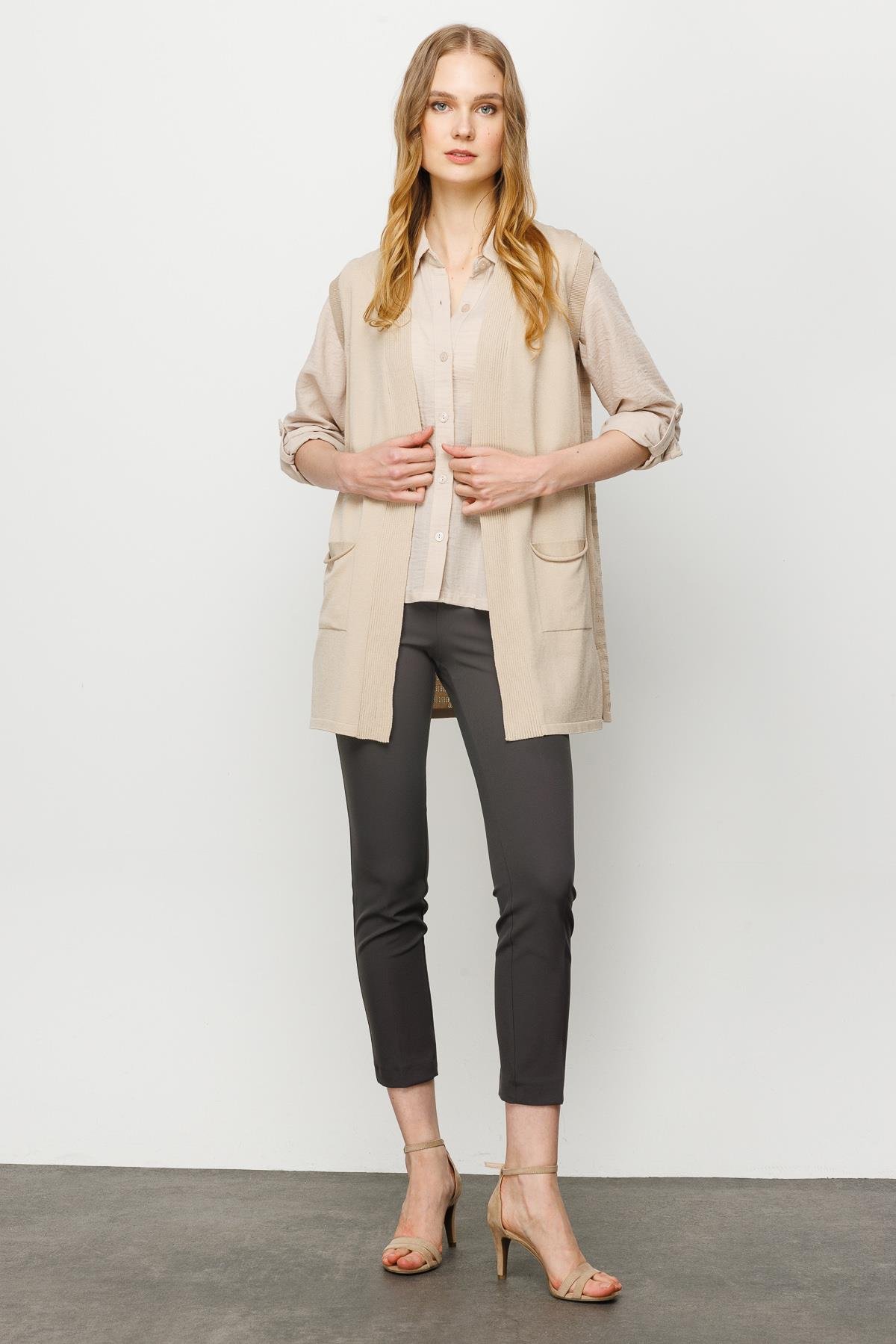 23356Kadın Arkası Desenli Araboy Triko Yelek Bej