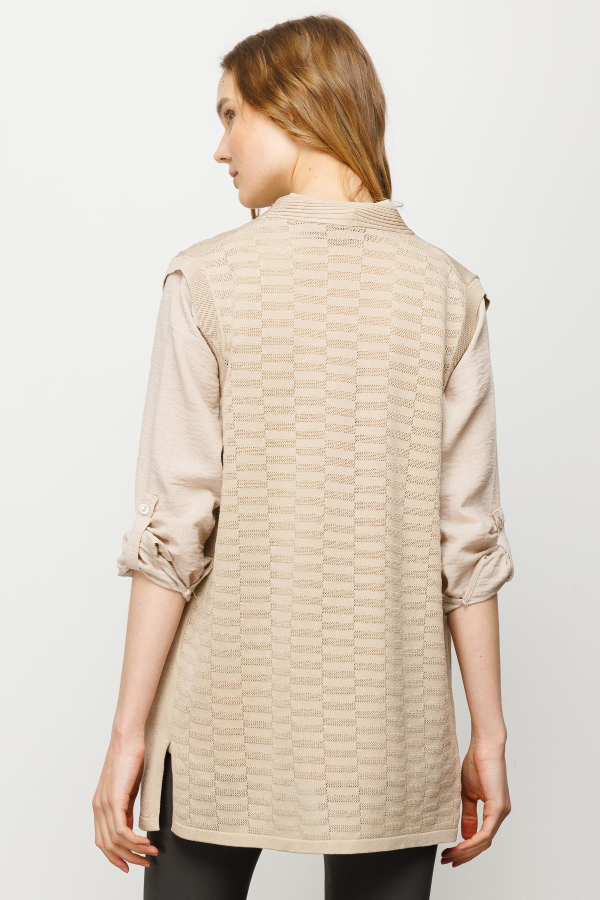 23356Kadın Arkası Desenli Araboy Triko Yelek Bej