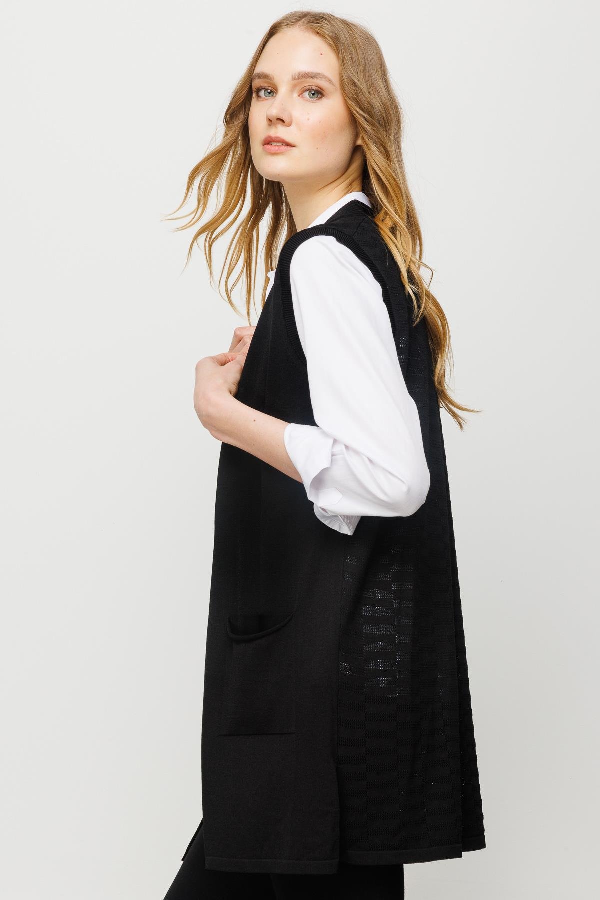 23356Kadın Arkası Desenli Araboy Triko Yelek Siyah