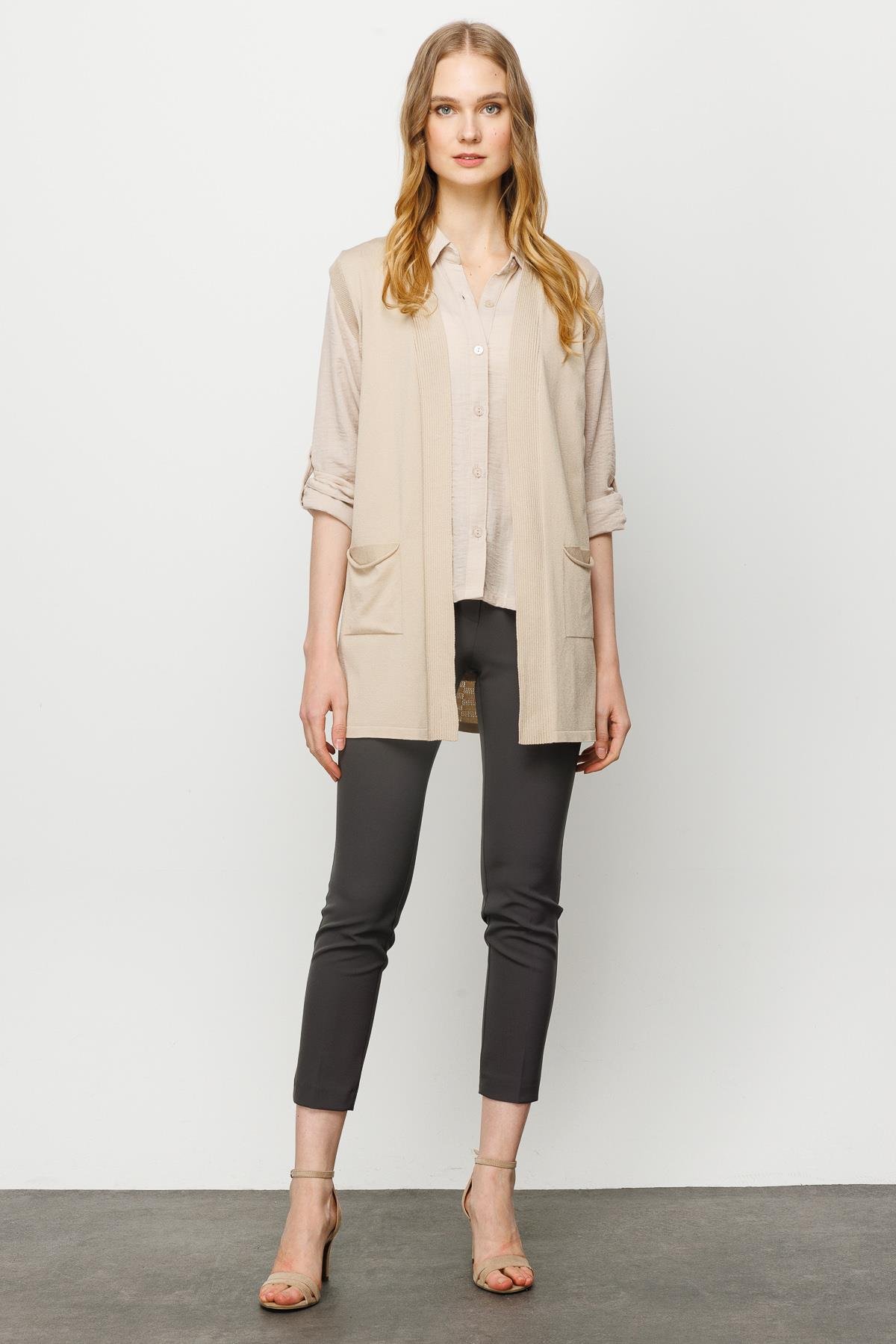 23356Kadın Arkası Desenli Araboy Triko Yelek Bej