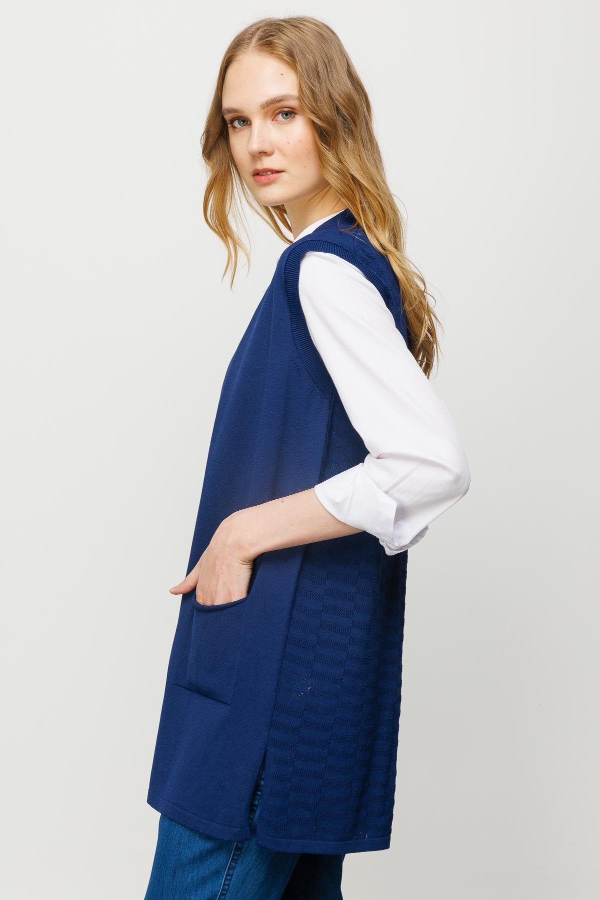 23356Kadın Arkası Desenli Araboy Triko Yelek Lacivert