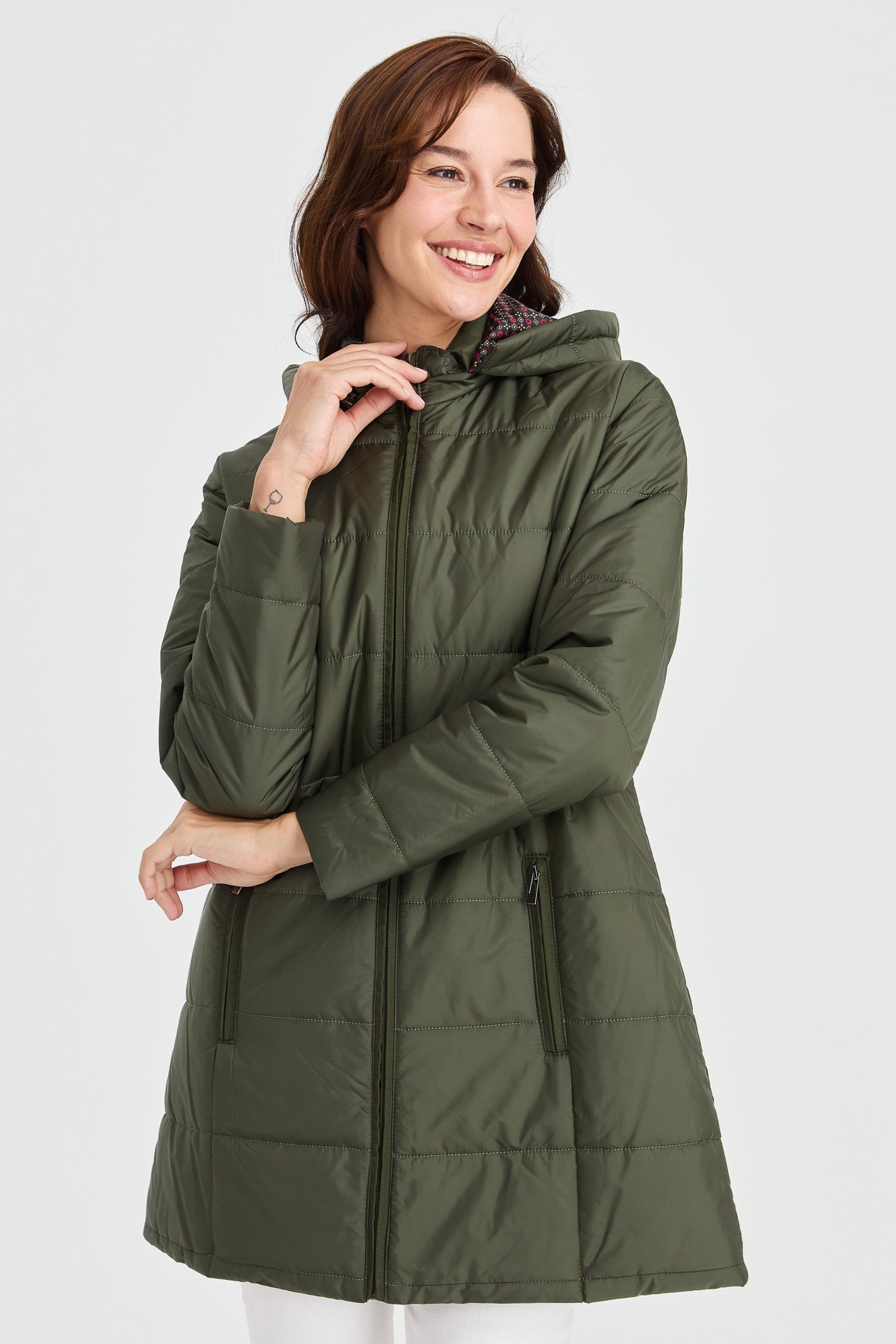 23402Kadın Astarı Desenli Araboy Kapitone Kaban Haki