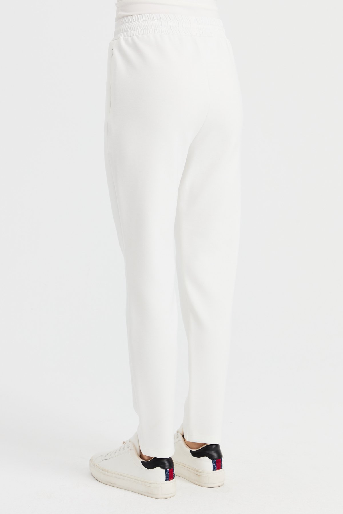 KMK23002Kadın Beli Bağcıklı Cepli Eşofman Pantolon Beyaz