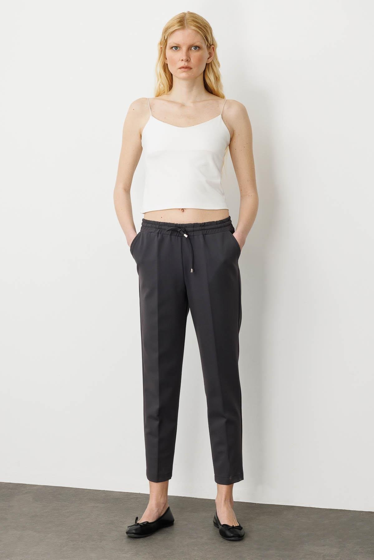 22900Kadın Beli Bağcıklı ve Lastikli Kumaş Pantolon Füme