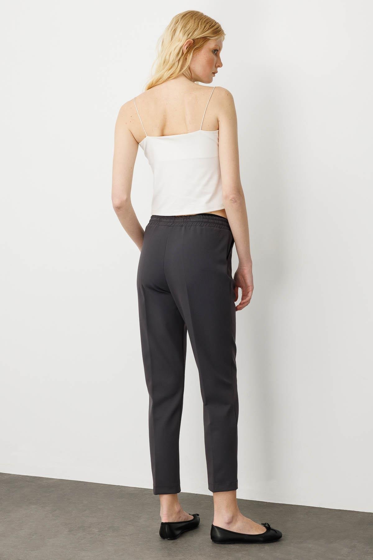 22900Kadın Beli Bağcıklı ve Lastikli Kumaş Pantolon Füme