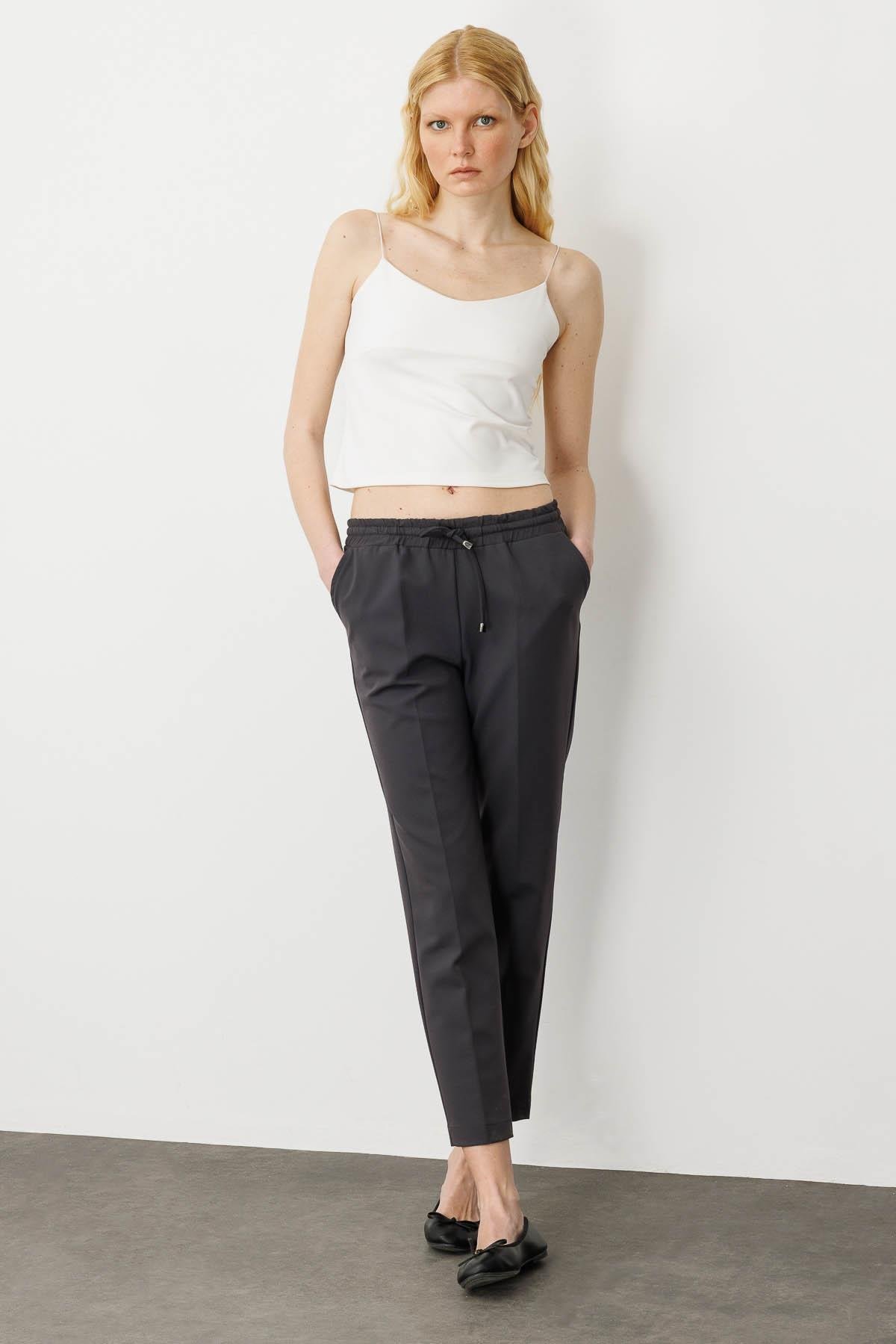 22900Kadın Beli Bağcıklı ve Lastikli Kumaş Pantolon Füme