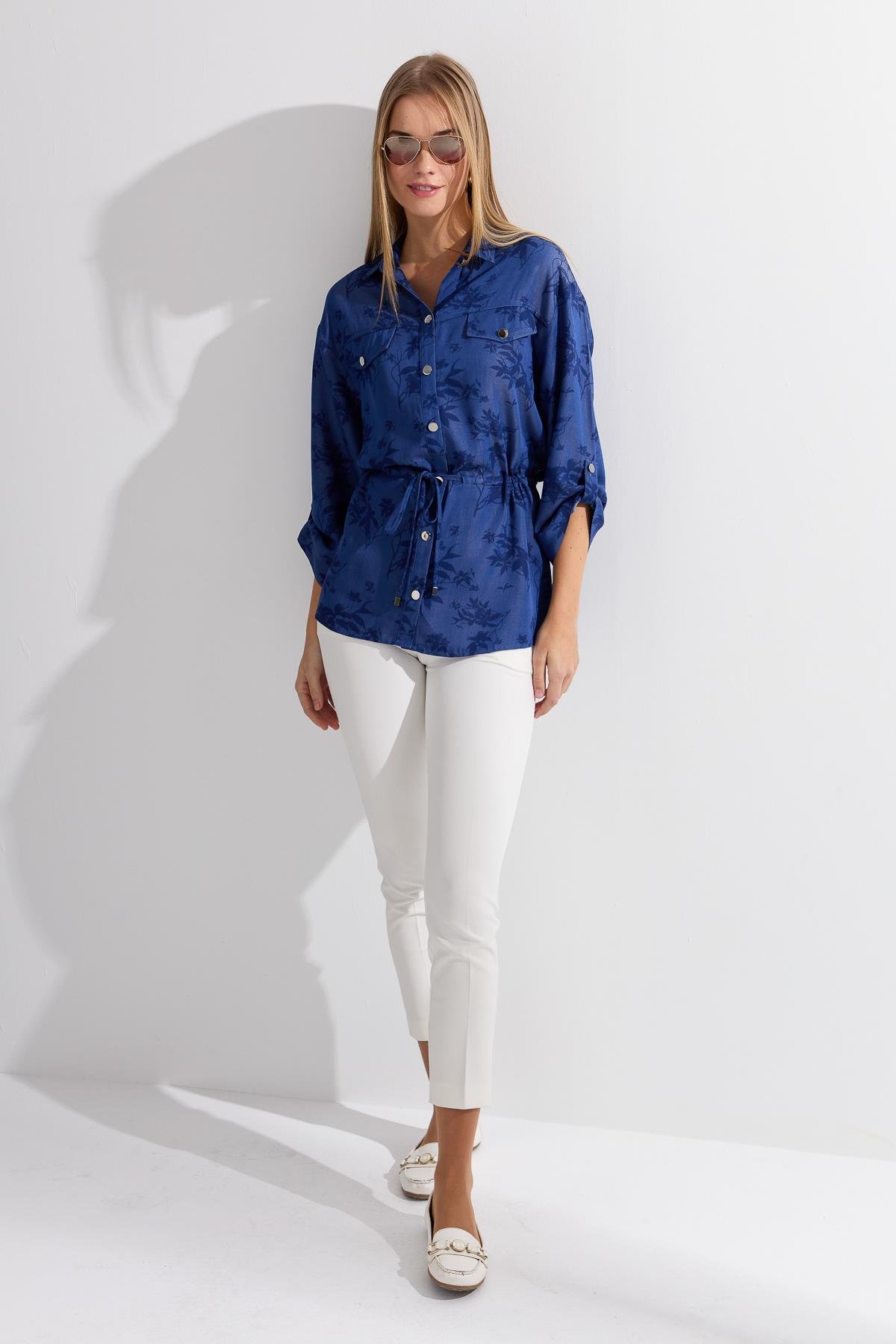 KMY24099Kadın Beli Bağcıklı Yaprak Desenli Gömlek K.Mavi