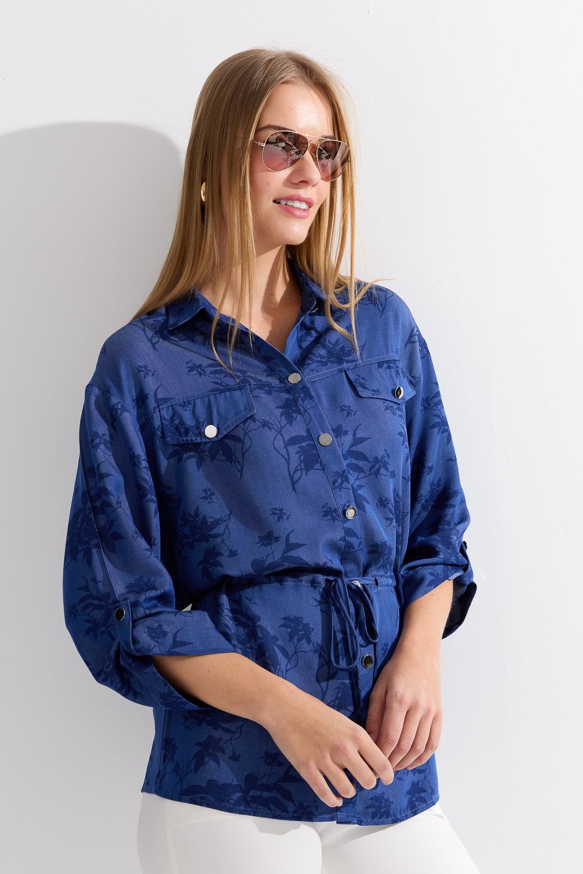 KMY24099Kadın Beli Bağcıklı Yaprak Desenli Gömlek K.Mavi