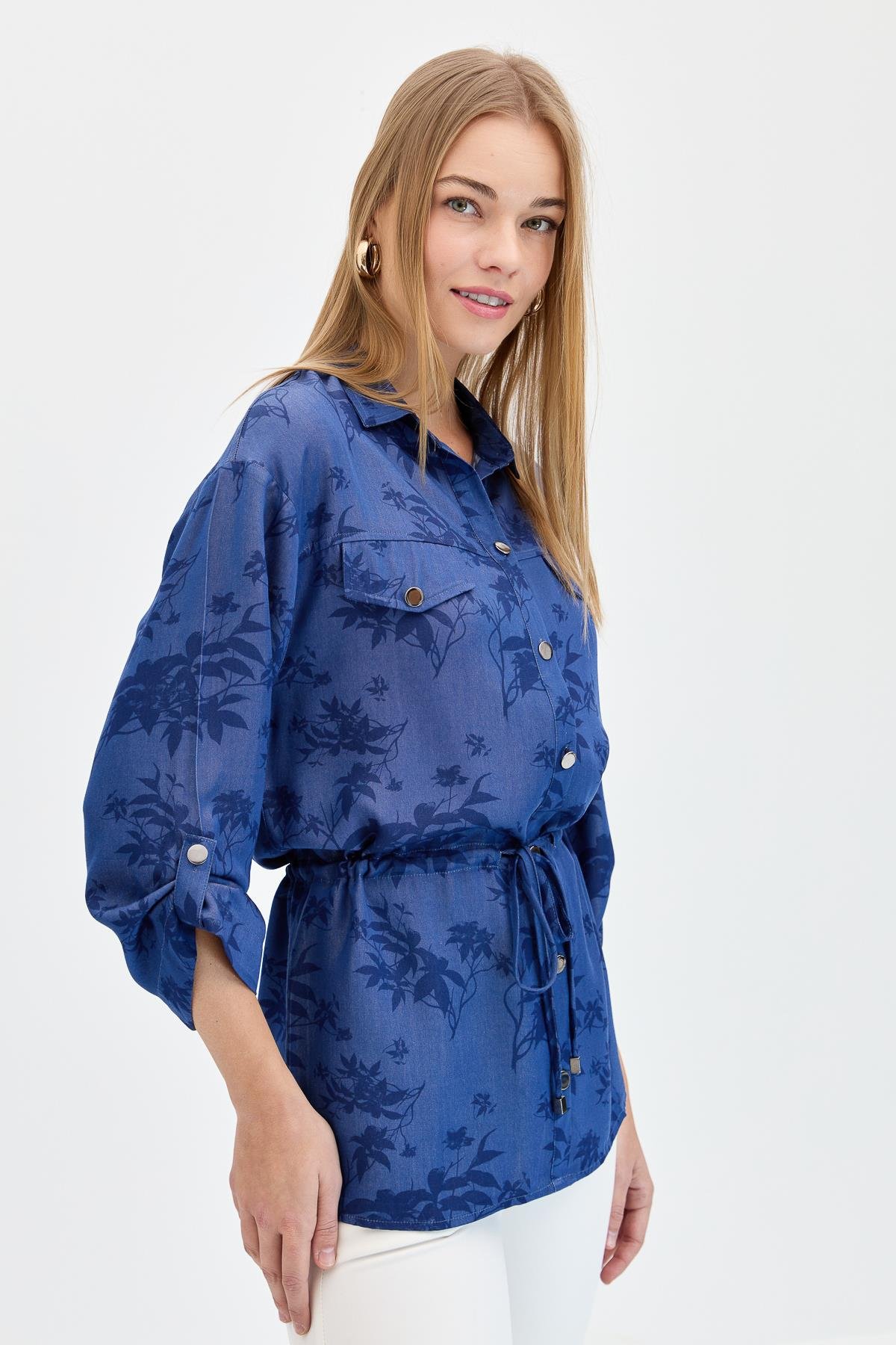 KMY24099Kadın Beli Bağcıklı Yaprak Desenli Gömlek K.Mavi