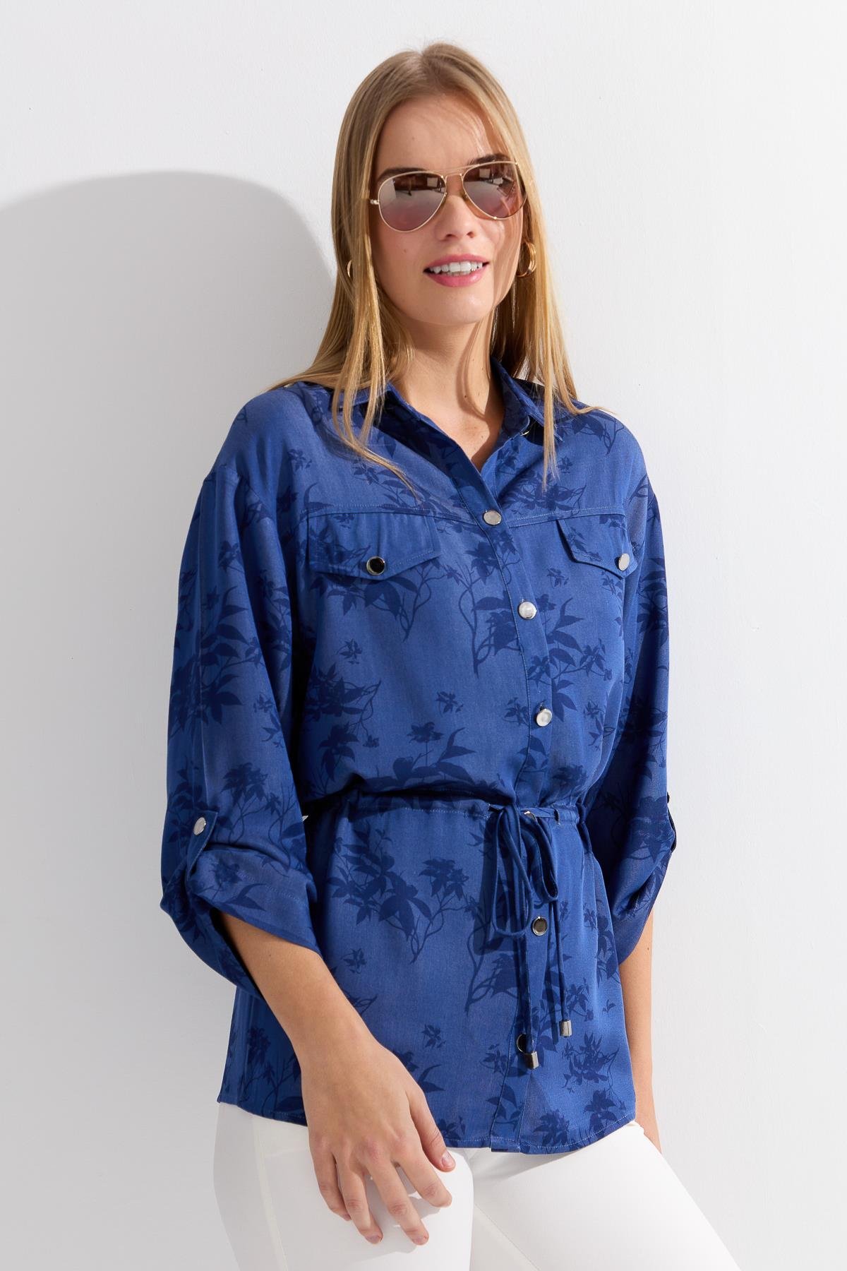 KMY24099Kadın Beli Bağcıklı Yaprak Desenli Gömlek K.Mavi