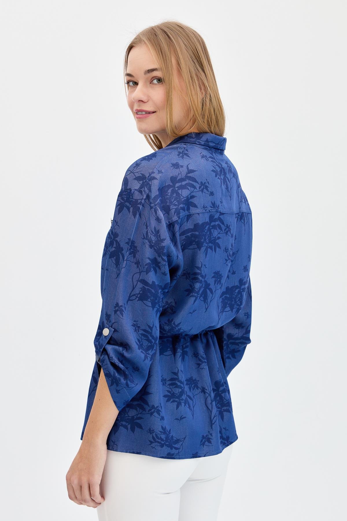 KMY24099Kadın Beli Bağcıklı Yaprak Desenli Gömlek K.Mavi