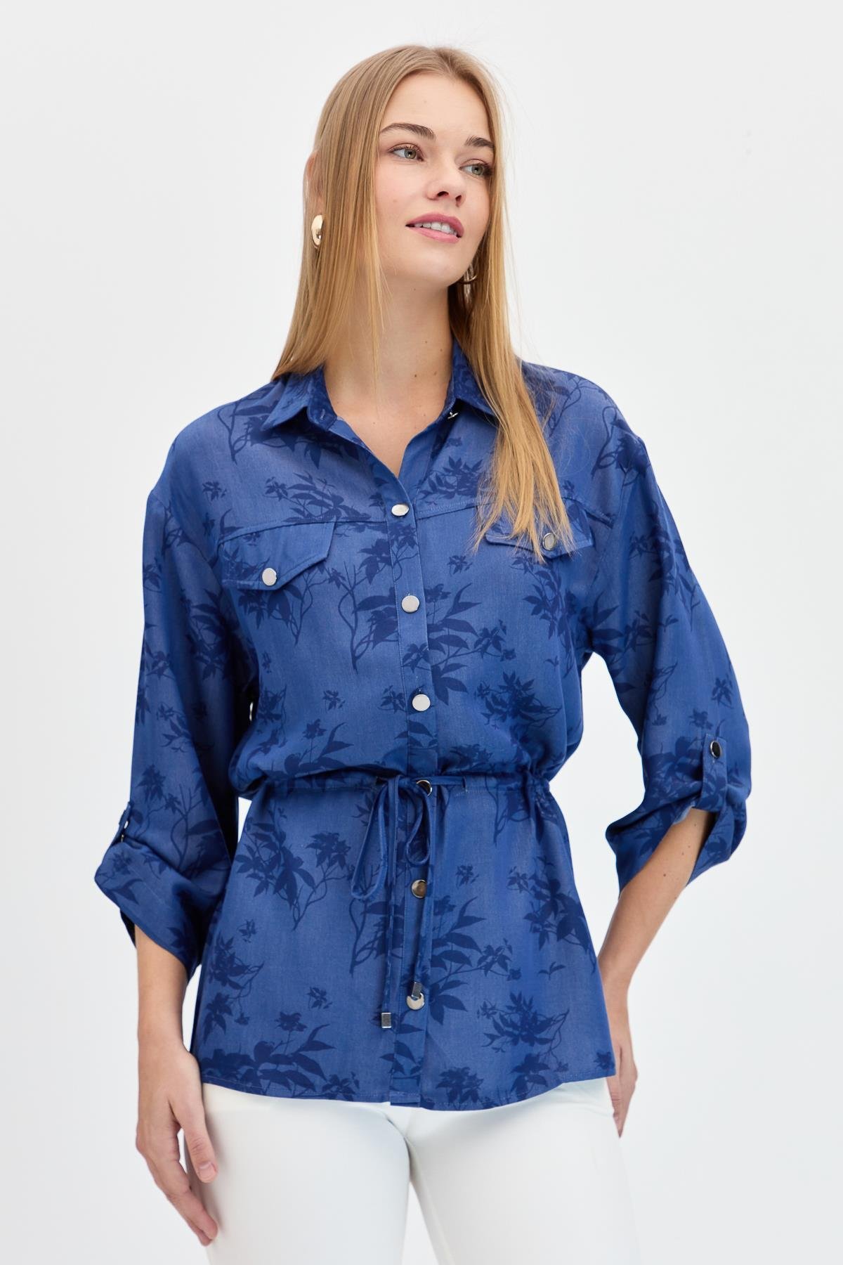 KMY24099Kadın Beli Bağcıklı Yaprak Desenli Gömlek K.Mavi