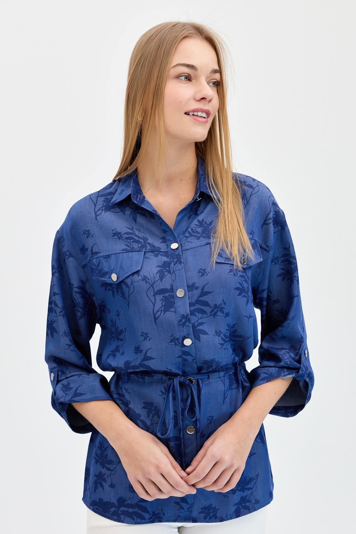 KMY24099Kadın Beli Bağcıklı Yaprak Desenli Gömlek K.Mavi