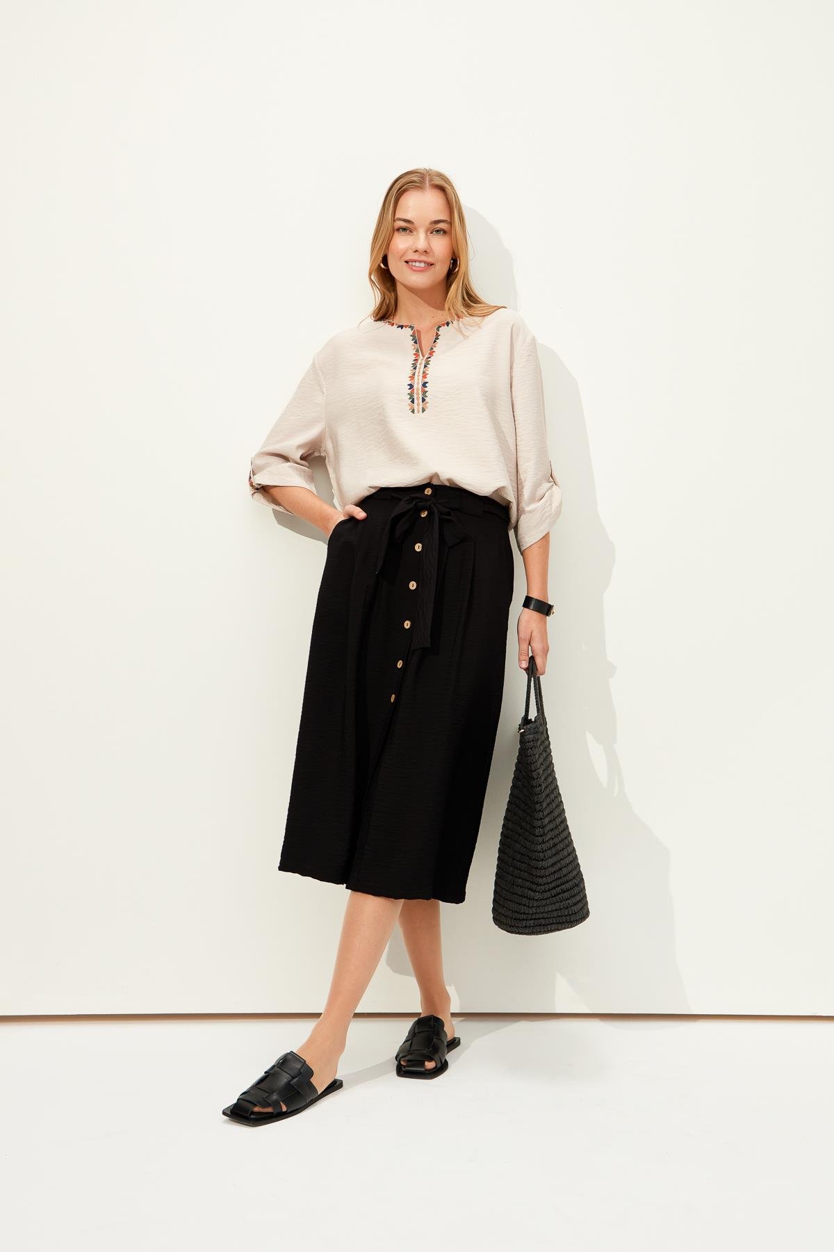 23487Женская юбка с поясом на пуговицах спереди темно черная 