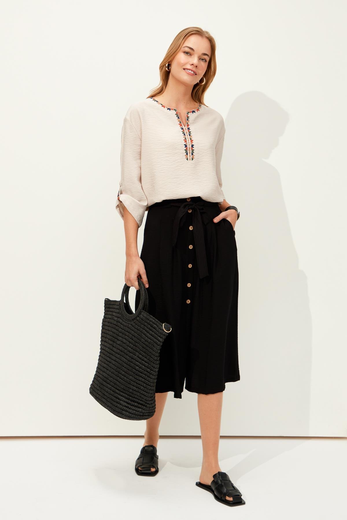 23487Женская юбка с поясом на пуговицах спереди темно черная 