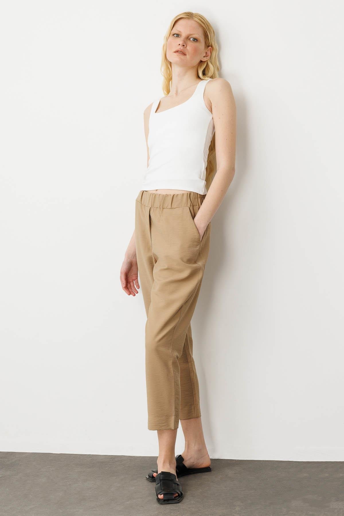 KMYPT04Kadın Beli Lastikli Yan Cepli Havuç Kesim Keten Pantolon Camel